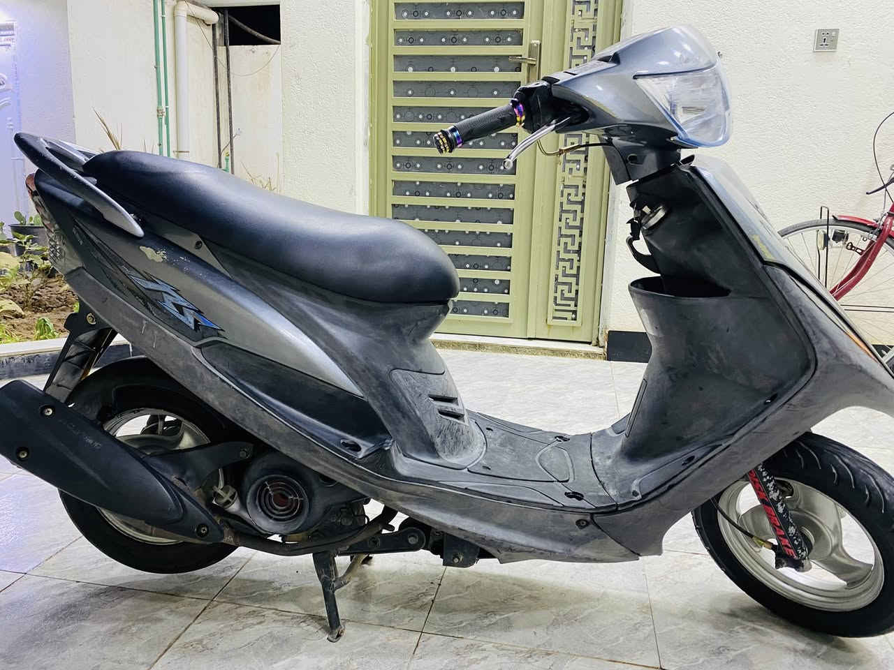 ماكس عدله ما مفتوحه 50 بلاديه  حاويه  الدراجه نضيفه وجاهزه ما صالها هواي من طالعه من لحاويه كلشي شغال نكره سلف ختم واحد ناصريه مركز ***********
