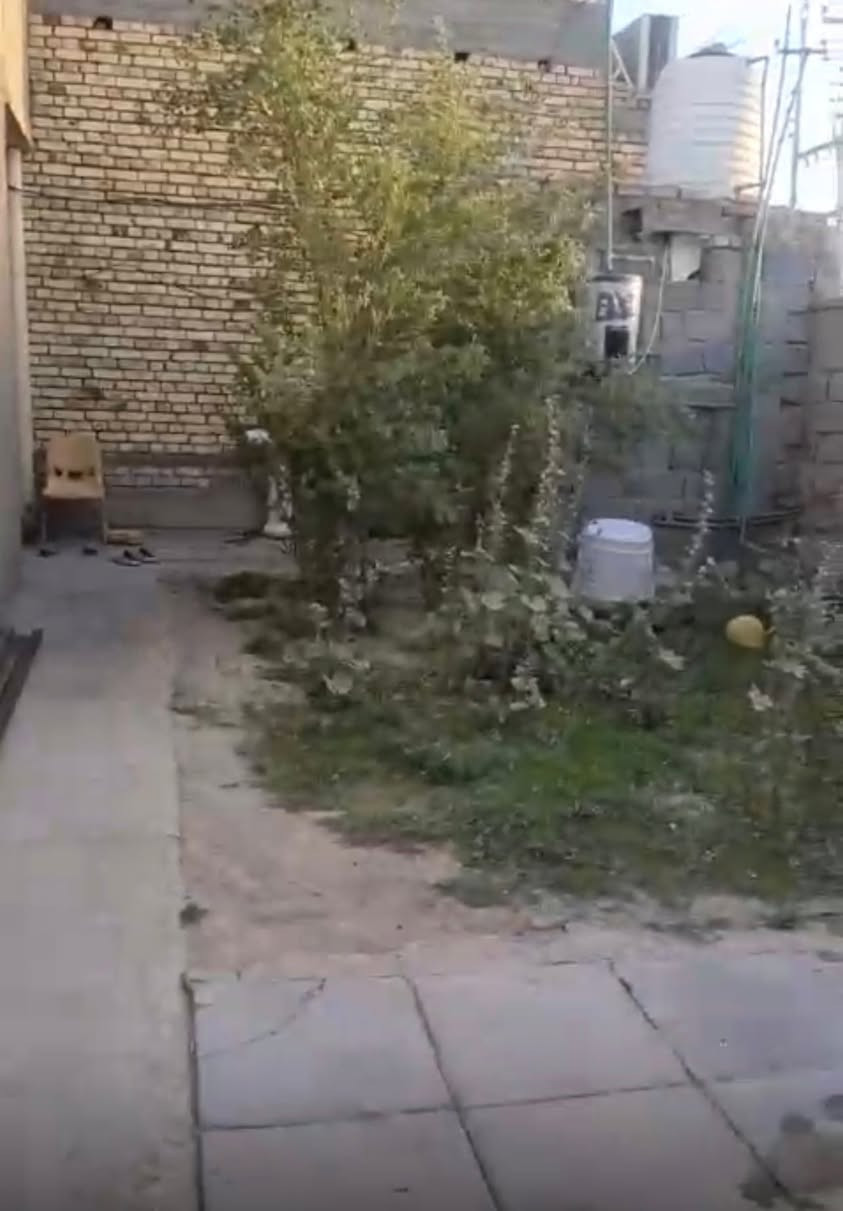 للبيع بيت مساحة 334 متر بناء قديم مال سكك غرفتين صالتين  ديوانيه صحيات خارجيه وداخليه.حديقة 100 متر نزال 15 متر وعرض 15 ونص ستفسار  ***********.

