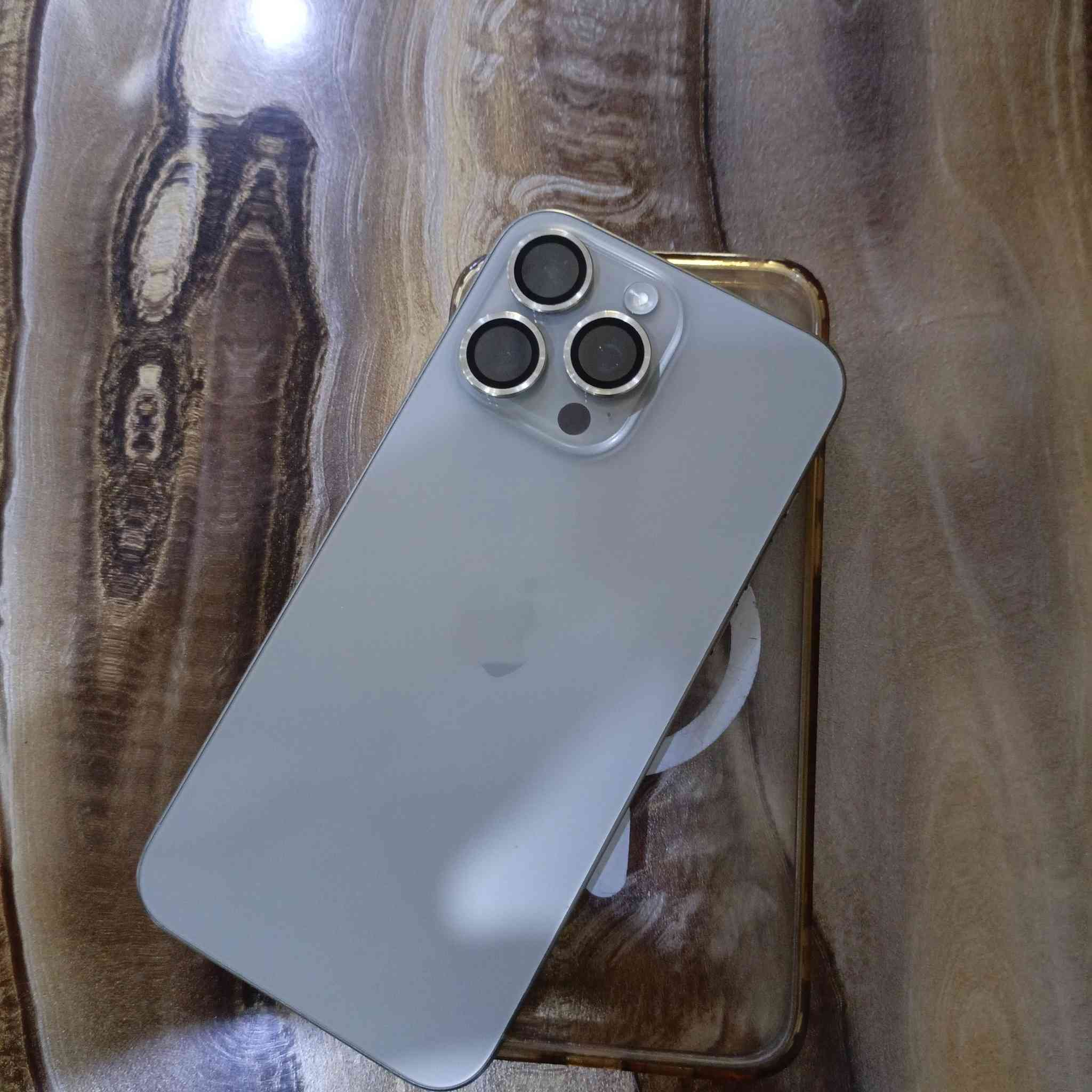 السلام عليكم ايفون 15برو ماكس للبيع نظافه 100%نسبه بطاريه  90🔋  كفاله عامه غير مفتوح و لا بيه زلغ السعر مليون و75 الف.رقم توصل ***********
