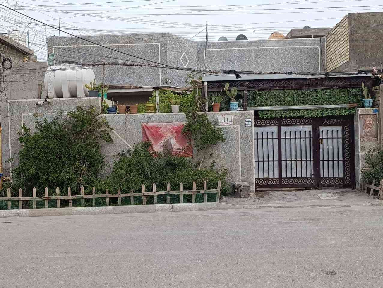 بيت للبيع ٢٠٠ متر خلف السده الفتحه الاولى  نهايت شارع ٤٠ حي الامل طابق واحد ٢نوم ومطبخ وصاله جبيره وستقبال وكراج سياره كامل من كلشي والخدمات كامله سعره ١٤٩ مليون ***********
