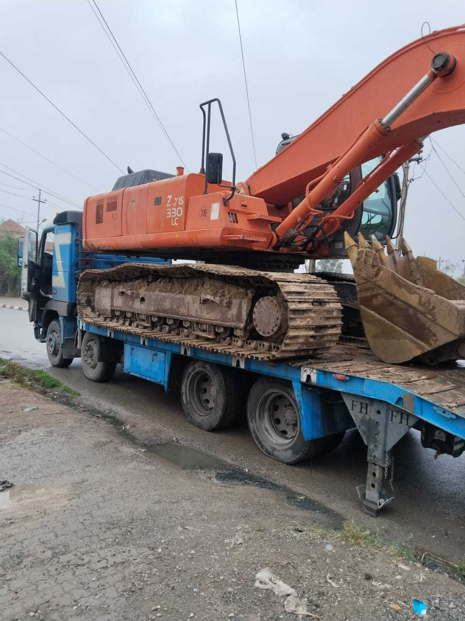 فالفو لودر عقرب للبيع حجم ٤٢٠ موديل ١٩٩٥  رقم نينوى سنويه جديده لل٢٠٣٠  حصه كاز بيها باسمي رجل اللودر جكات هادروليك السعر ٤ شدات وبي مجال  للاتصال  ***********
