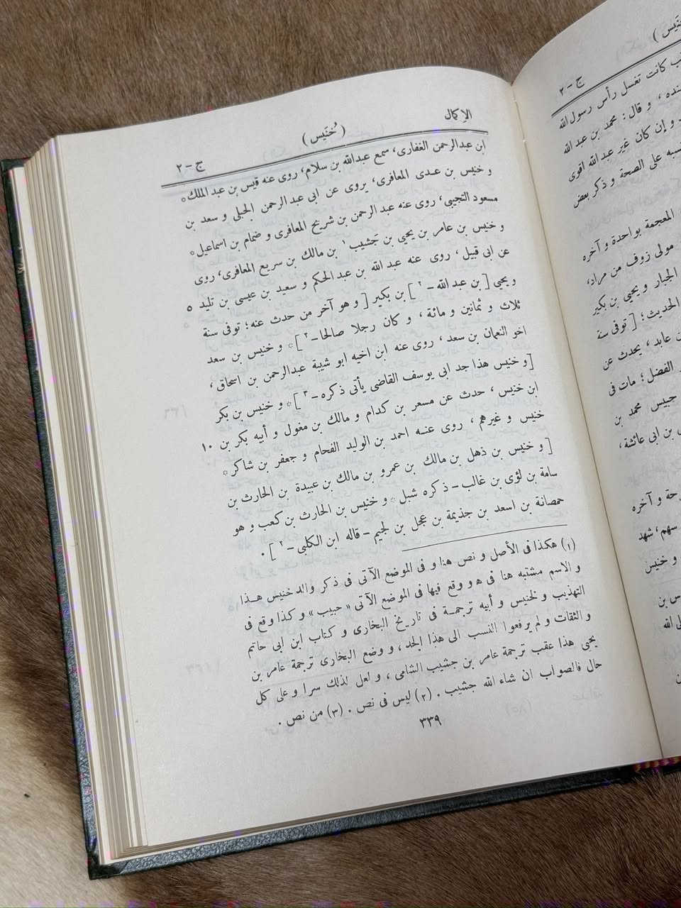 كتاب الإكمال 

الإكمال في رفع الارتياب عن المؤتلف والمختلف في الأسماء والكنى والأنساب

المؤلف: علي بن هبة الله بن ماكولا المعروف بـ الأمير الحافظ ابن ماكولا (ت 475هـ).

يُعد الكتاب من أهم كتب علم الرجال والتراجم، ومن أعظم المراجع في ضبط الأسماء والأنساب والكنى عند المحدثين.

جاء هذا الكتاب تكملةً وتصحيحاً لكتاب:
المؤتلف والمختلف في الأسماء والكنى والأنساب للمحدّث الكبير عبد الغني بن سعيد الأزدي، إذ وجد ابن ماكولا أن في الكتاب أوهاماً ونقصاً، فقام بتكميله وتصحيحه وتهذيبه.

🔹 موضوع الكتاب
الكتاب يعالج مشكلة معروفة عند علماء الحديث وهي:
تشابه الأسماء مع اختلاف أصحابها.
مثل:
• أسماء تُكتب بنفس الرسم ولكن تنطق بشكل مختلف.
• أو أسماء متقاربة في الحروف مما يوقع في الاشتباه بين الرواة.

فجاء ابن ماكولا ليقوم بـ:
• تمييز الأسماء المتشابهة
• بيان طريقة نطقها وضبطها
• ذكر أصحابها من العلماء والرواة
• ذكر أنسابهم وأماكنهم
وذلك حتى لا يختلط راوٍ بآخر في علم الحديث.

🔹 أهمية الكتاب:
• من أمهات كتب المؤتلف والمختلف.
• مرجعاً أساسياً لعلماء الحديث والرجال والأنساب.
• اعتمد عليه كثير من العلماء بعده.
ومن الذين أفادوا منه:
{ الخطيب البغدادي / السمعاني / ابن نقطة / الذهبي }
بل إن بعضهم ألّف كتباً مكملة له أو مستدركة عليه.

🔹 منهج ابن ماكولا في الكتاب
يمتاز الكتاب بعدة أمور:
1. الترتيب على حروف المعجم.
2. ذكر الاسم المتشابه ثم يبيّن الفرق بين أصحابه.
3. ضبط الأسماء بالشكل لتفادي الخطأ.
4. ذكر النسب والبلد والطبقة أحياناً.
5. الإشارة إلى أخطاء من سبقه وتصحيحها.

� مكانة المؤلف علي بن هبة الله بن ماكولا كان:
• من كبار حفاظ الحديث.
• ومن أمراء الدولة البويهية.
• جمع بين العلم والمنصب.
• وكان واسع المعرفة بالأنساب والرجال.

السعر 75 شامل التوصيل داخل العراق فقط


**إذا كنت صاحب هذا الإعلان وتريد حذفه لأي سبب، رجاءا أرسل رسالة إلى الدعم الفني**