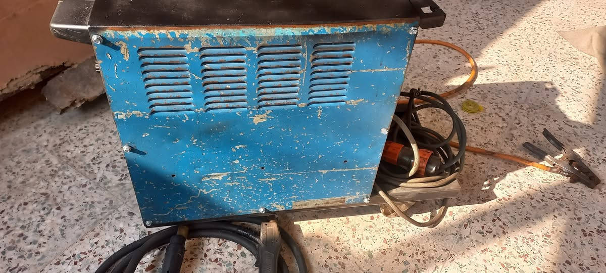 السلام عليكم للبيع ماكنة لحام مك CO2سيم ٢٧٥امبير 3فيز صناعه استرالي اوربيه نضيفه***********
