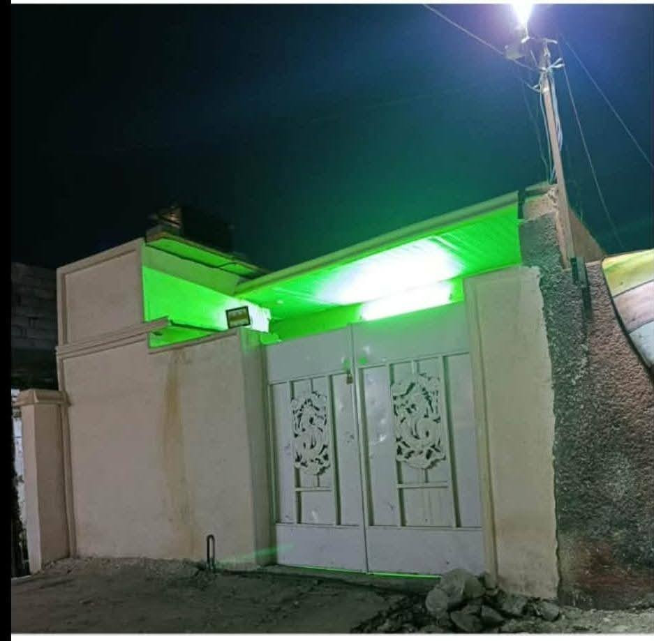 السلام عليكم
دار للبيع مساحة 100 متر
سند اصفر مشمول بالتطويب العنوان الشعب حي البساتين مقابيل محكمة الشعب
فرع اسواق الصدرين اول فرع على اليسار 
الشارع التبليط 
 البيت طابق واحد سقف سندويش 
طرمة ومدخلين مدخل للصالة ومدخل للمطبخ 
يحتوي على صاله ومطبخ وغرفة نوم كبيرة 
حمام داخلي وحمام خارجي 
البيت بناء نظيف جدا ومرتب 
السعر جدا مناسب بالنسبة لمنطقتة ومساحته 
35 مليون وبي مجال للجادين 
للاستفسار مراسلة الخاص 
***********
***********
يتوفر ع الارقام واتساب
