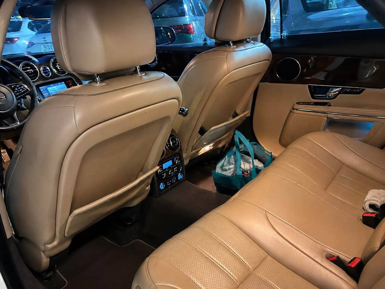 جاكور XJL
موديل 2012
محرك8سلندر المرغوب بدون تيربو بدون سوبر 
بانوراما 4كشنات تدفئه تبريد 4كشنات كهرباء 
بردات 3
دعاميه خلفيه صبغ فقط فول مواصفات 
رقم اربيل الجديد سنويه لل2028تحب وكاله تحب تحويل 
يعني الجمال والمتانه والاناقه تنجمع بسياره جاكور متعة القياده السعر 128 ورقه 
بيع او مراوس 
مكان السياره بغداد 
*********** بغداد, العراق
