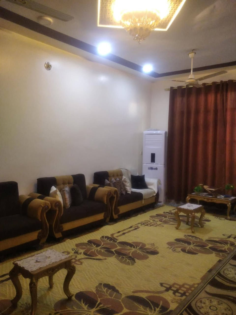 بيت 200متر  طابق ونص 3غرف+2حمام+مطابخ2بارد وحار  للبيع النهروان منطقة 7الاف شارع المستشفى بالفرع مال جامع الامام علي للاستفسار 
واتساب:***********
اسيا:***********
