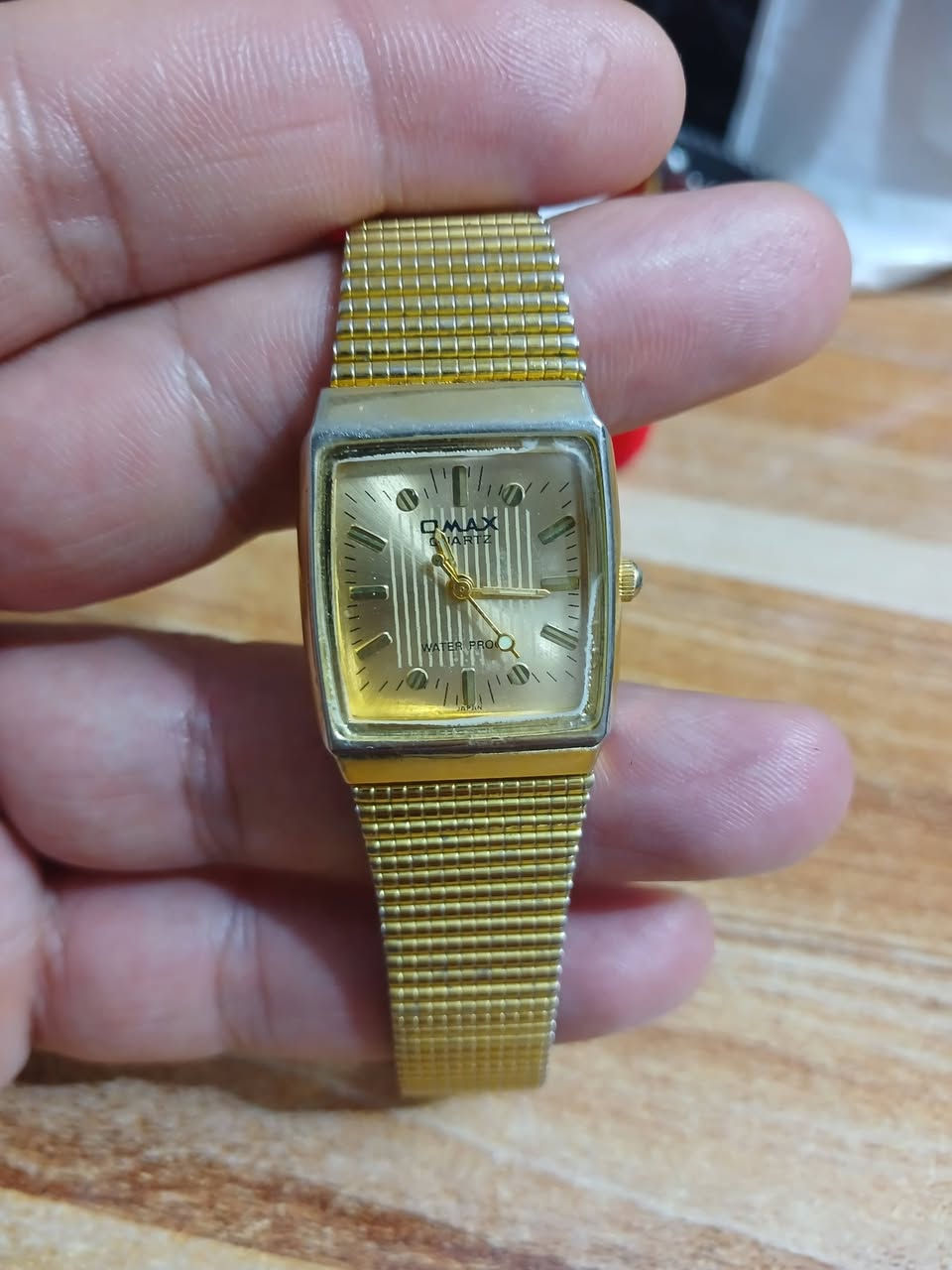 ساعه اوماكس  قديمه ثمانينات شغاله انطي سعر بالعافيه
المواصفات الأساسية:
العلامة التجارية: أوماكس (Omax)، وهي علامة تجارية سويسرية تأسست عام 1946.
نوع الحركة: كوارتز (Quartz)، وتعمل بالبطارية.
التصميم: هيكل مستطيل أو مربع الشكل مع مينا ذهبي اللون مزين بنسيج مخطط.
السوار: سوار شبكي معدني (Mesh Band) أو بنمط حصيري باللون الذهبي.
المواد: مصنوعة من الفولاذ المقاوم للصدأ (Stainless Steel) المطلي باللون الذهبي.
المميزات: الساعة مقاومة للماء


**إذا كنت صاحب هذا الإعلان وتريد حذفه لأي سبب، رجاءا أرسل رسالة إلى الدعم الفني**