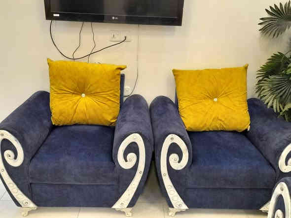 السلام عليكم..
تخم قنفات 10 مقاعد نظيف جداً 
حي الجهاد الرفاق الأولى قرب حسينية الأمام موسى الكاظم..
 السعر.. 500 الف
***********
