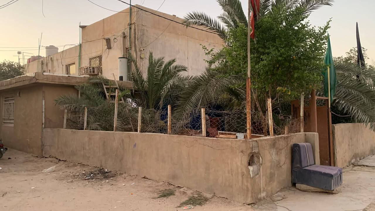 🏡 بيت للبيع أو المراوس في كربلاء - موقع مميز جداً وإطلالة رائعة 🏡
​📍 الموقع:
كربلاء المقدسة - بداية حي البناء الجاهز (مقابيل ملعب كربلاء القديم).
✨ المميزات الخارجية: البيت مطل مباشرة على ساحات فارغة وحدائق حكومية كبيرة، مما يوفر إطلالة شرحة وهواءً نقياً.
​📐 المساحة والتصميم:
​المساحة الإجمالية: 200 متر مربع.
​الواجهة الخارجية: تحتوي على طرمة لراج السيارة، وللبيت 3 أبواب للدخول.
​الحديقة: حديقة خارجية واسعة بداخلها (بير ماء).
​ملحق خارجي مميز: يحتوي البيت على مكتب خارجي بطول 7 أمتار، بالإضافة إلى ترك خارجي طويل جداً ومريح.
​🏗️ التفاصيل الداخلية (البيت طابقين ونص):
​الطابق الأرضي: مضيف كبير جداً + مطبخ كبير مع ترك خاص بالمطبخ + حولي (هول داخلي) + غرفتين نوم + حمام ومرافق.
​الطابق الثاني: غرفة نوم كبيرة جداً + حولي (هول) + حمام ومرافق.
​الطابق الثالث (السطح): سطح كامل مسقف بالـ (تشينكو).
​⚖️ السند القانوني:
​طابو صرف (ملك صرف).
​💰 السعر:
​320 مليون دينار عراقي (وبيه مجال للشراي التكاك).
​🔄 خيار المراوس:
​مستعد للمراوس ببيت زراعي كبير يحتوي على مزرعة أو ما شابه ذلك، ويفضل أن يكون في كربلاء أو قريب منها.
​📸 ملاحظة للمشترين:
​الصور المتوفرة حالياً هي للواجهة والخارج فقط، أما بالنسبة للتفاصيل والديكورات الداخلية، فالأفضل والأنسب تشرفونا بزيارة وتشوفون البيت على أرض الواقع (العين هي الميزان).
​📞 للاستفسار والتواصل:
***********
