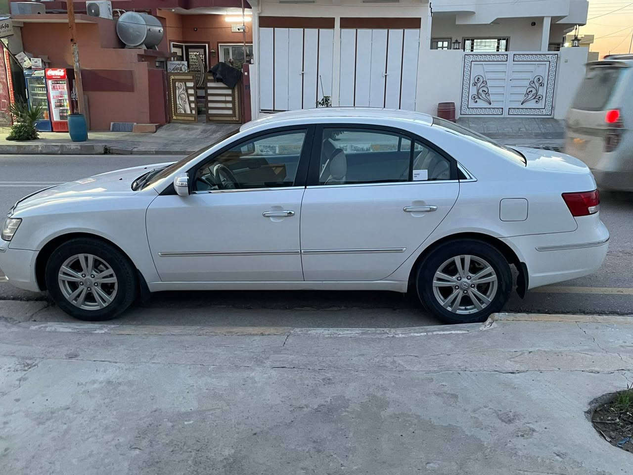 سوناتا للبيع  موديل 2010خليجي وارد اربيل سيارة بلادية من الدعاميه للدعامية لاصبغ ولاتبديل فقط بيها طخه بالبونيد بدون ضربه بچم اثر طخه في بك لايت سيارة كهرباء رجع عليها بگ موضح بالصورة ومعدلها سحب خارجي بدون اي تعديل من الداخل وماصبغتها حتى الطخه اتكون واضحه گير ومحرك 2400 بلادي مامفتوح اي برغي بيها والصدر جدا نظيف وحتى التبريد بعده غاز الشركه وعلى ثاني ايد من الشركه اخذتها من صديق من اهل عنكاوة ماخذها زيرو على ايدة من الشركه وصارلها 5سنوات يمي لونها صدفي بيها تقشير في اسطح الدعاميات من الوكفه بالشمس والتقشير بسبب لونها الصدفي والدشبول بي فطر من الشمس سيارة جاهزة من كل النواحي وداخلها نظيف جدآ مغلفه الارضيه والكشنات للحفاظ عليها والسيارة رايدها 133ورقه بيها مجال بسيط والسيارة موجودها بين بعشيقه وعنكاوة والسنويه مجددة وبأسم عائلتي للاستفسار ***********
