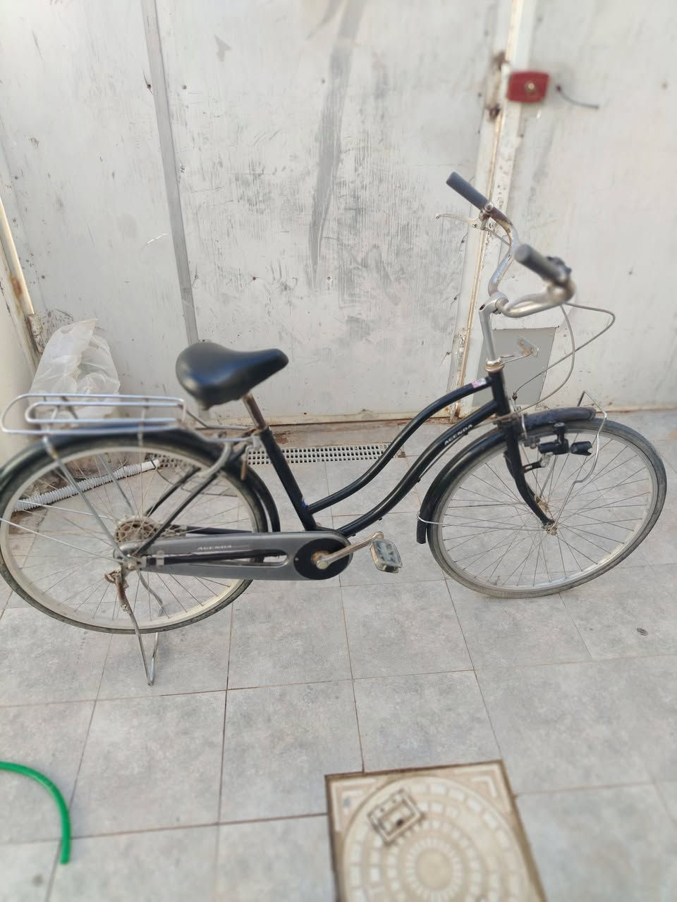بايسكلات ياباني للبيع حجم 26 استعمال قليل مكاني شارع المطار اكثر استفسار عل رقم ***********
