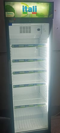 ثلاجه البيع  مستخدمه شهر واحد السعر خاص 07739892333