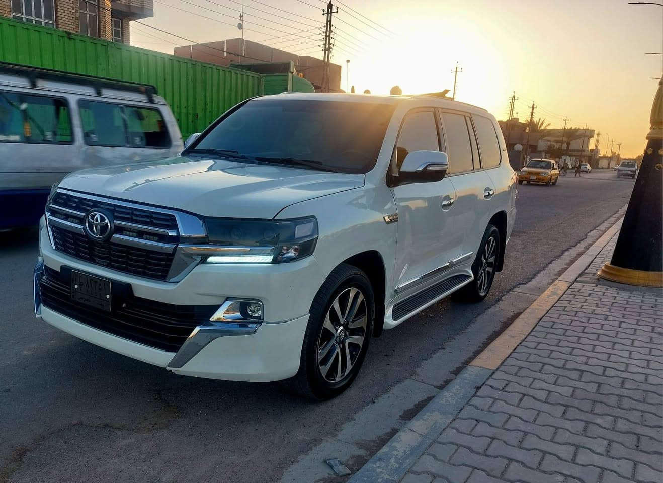 انضف لاندكروز محدث ع شرط
لاندكروز جكسارة 
2009 محدث 2021
داخل وخارج 
رقم بغداد بسمي ماشيه تقريبا ٢٥٠ الف 
تبريد ثلج 
حداديه نضيفه جدا 
محرك وكير نضيفات جدا 
بيهه منظومه غاز تريد تشيله تريد تعوفها 
السيارة جاهزة من كلشي
وملاحظه مهمه 👇👇👇
 السيارة  مصبوغه احزام وشبر بلقمارة بس ابيع صبغ عام علمود لا ادوخك ولا دوخني 
السيارة شرط ماتبين محدث عبالك بلادية 
بس مستعجل ع البيع
السعر ٢٨٠ ورقه وبيهه مجال حك الشوفه 
مكاني بغداد العامرية
  رقمي للاتصال 
*********** 
***********
