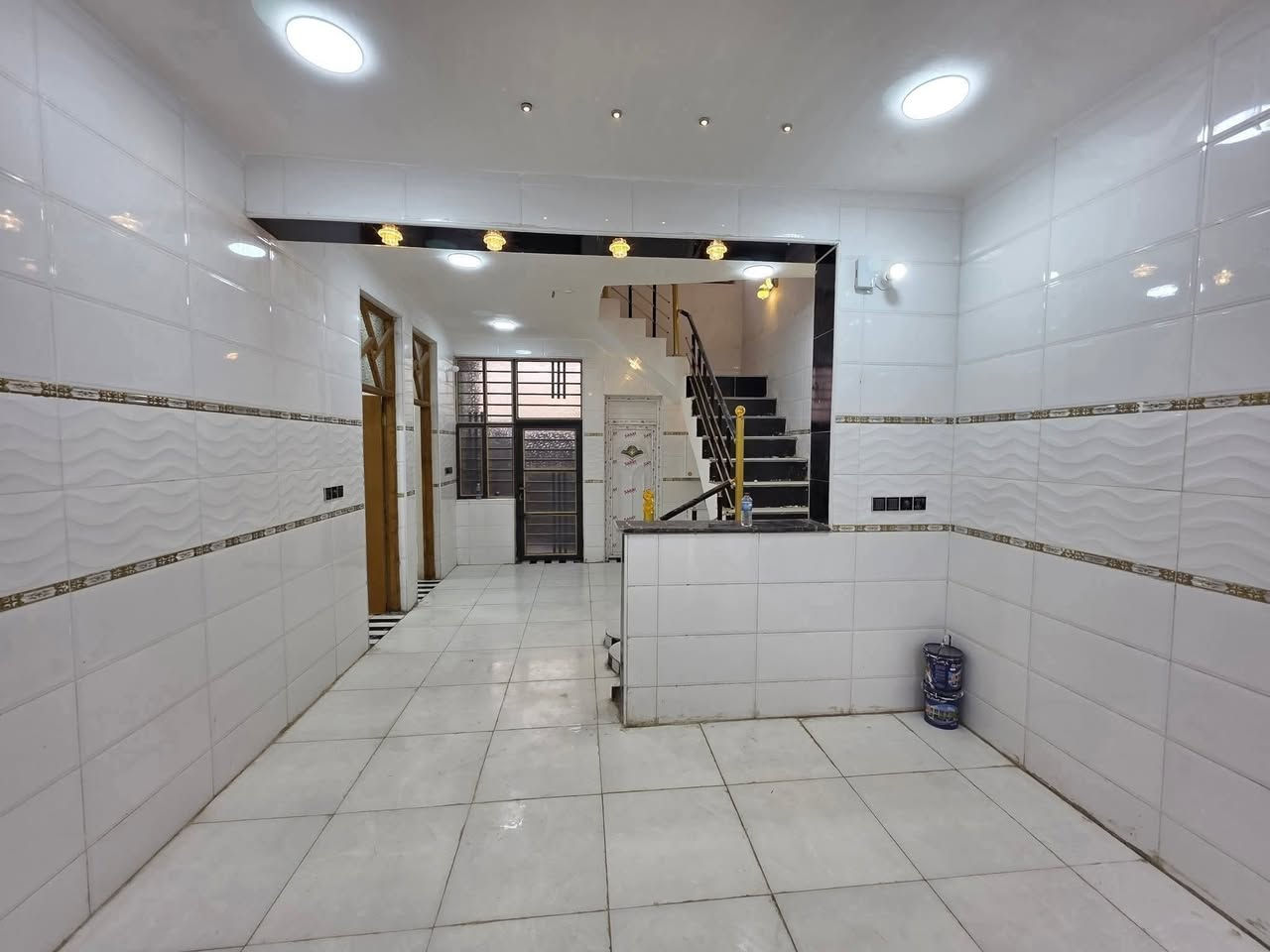 السلام عليكم
دار للبيع وجه على ساحه مربع مساحة ١٢٥م ركن كوت حي الحكيم شارع الوائلي البيت يحتوي على غرفتين نوم وصالة ومطبخ واستقبال البناء طابوق السعر 58 وقابل للتفاوض ***********
