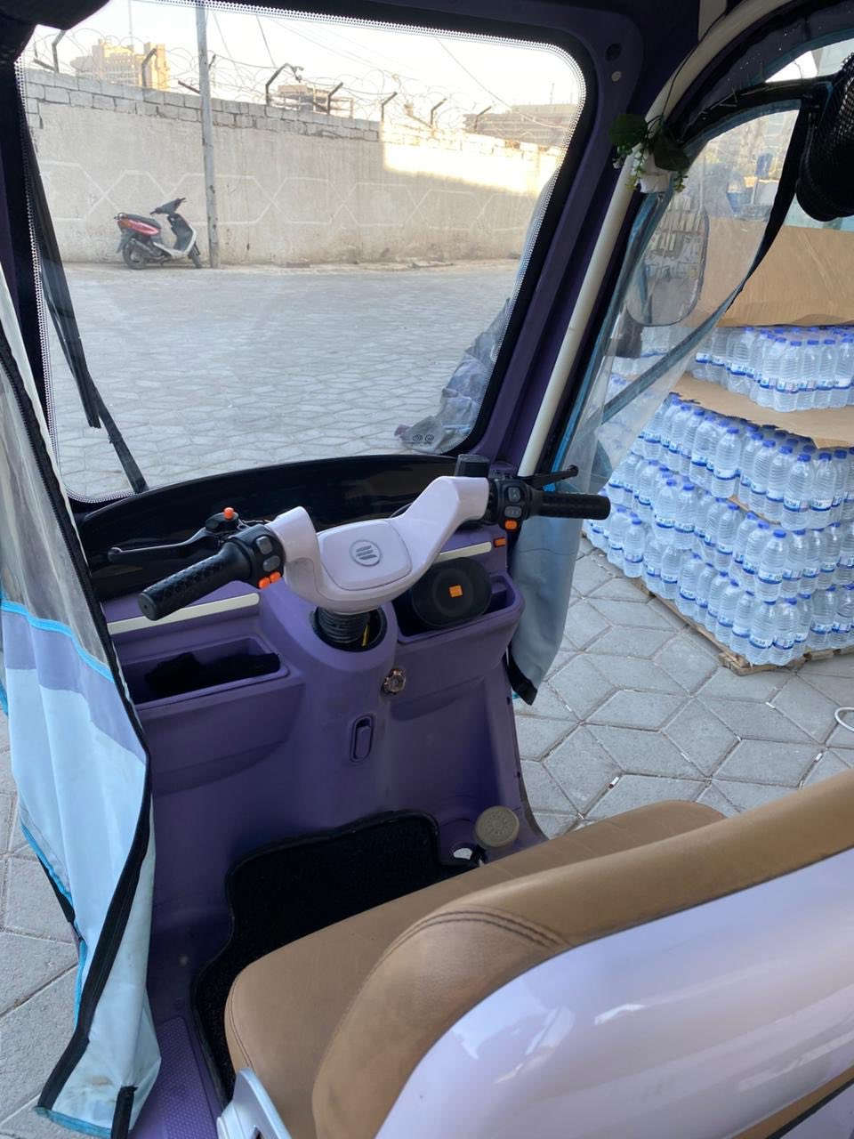 السلام عليكم تكتك شحن للبيع  فول مواصفات شاشه لمس +بلوتوث وراديو+كامره خلفيه + حساسات خلفيه+ اوتو بارك+سايد بريك+ مدخل شحن هاتف+ نضام RوD+بريك امامي خلفي +٥ بطاريات كبير مسطره

كشنات جلد 
تاخذ ٣ نفرات
بيها كير مرتفعات
السقف فايبر كلاس
بيها كم شخطه بسيطه من الخارج 
صار ٥ اشهر من نزلتها من الشركه

دراجه خير من الله تمشي بل شحنه الوحده ٤٠كيلو حقيقي 
السعر مليون و٨٥٠ وبيها مجال
للتواصل ***********
