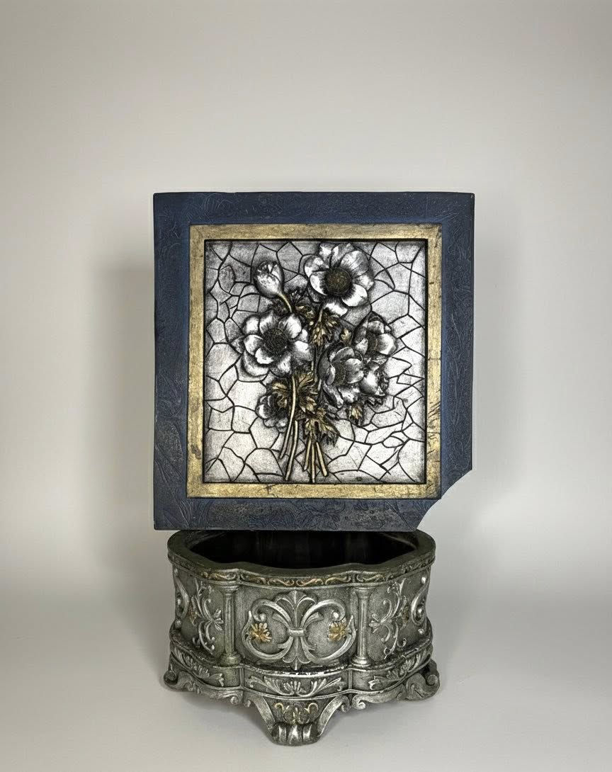 صندوق مجوهرات أو صندوق مقتنيات (Trinket Box) بتصميم "أنتيك" (Antique Style)،
***********
