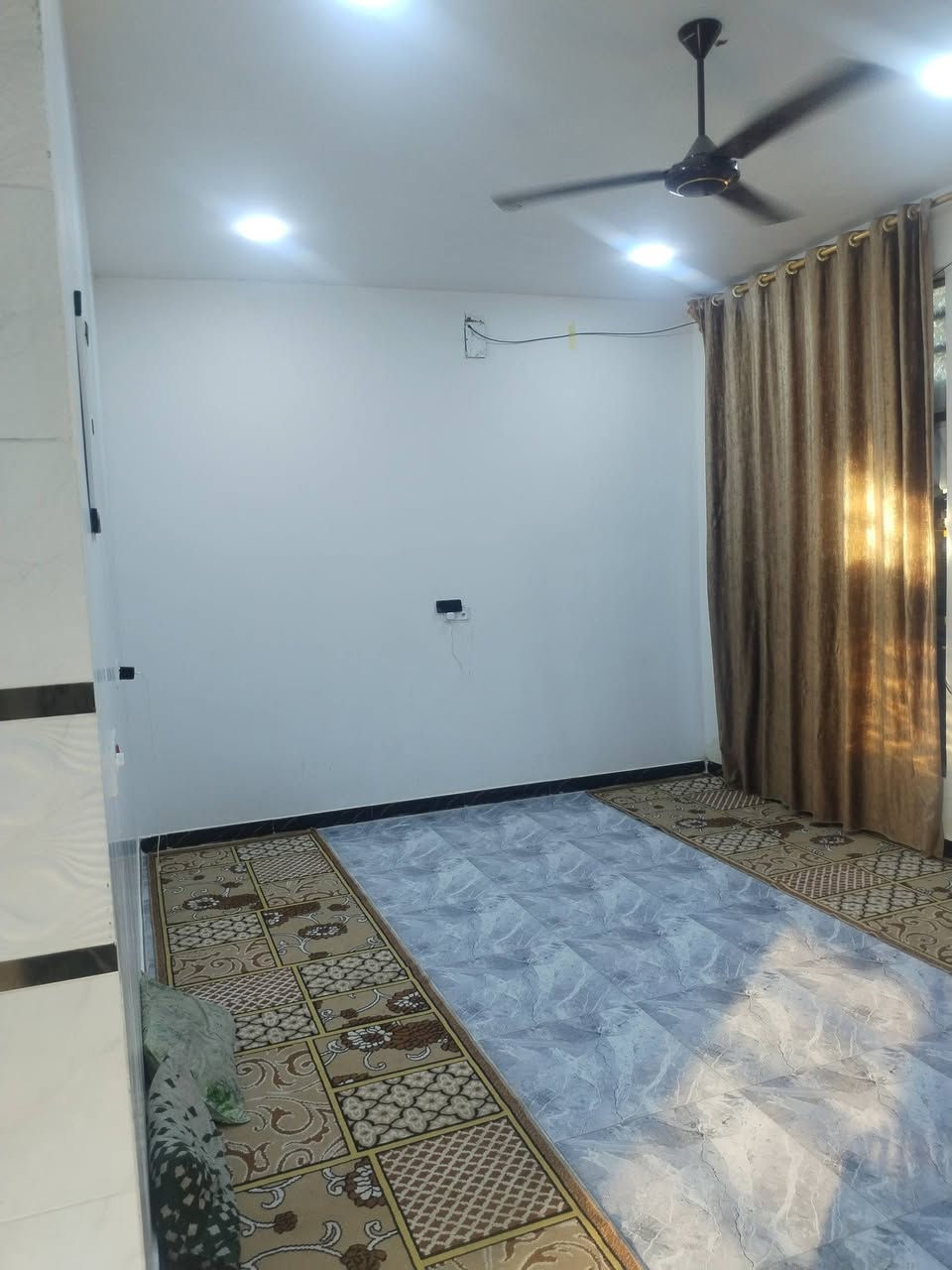 سلام عليكم بيت للبيع بحي الحكيم نزله الوائليه مساحه 200 متر بيت جاهز عله اخر حبايه بناء طابوك السطح صب كونكريت شارع مالته عرضة 10 مرقم قسم بلديه حي حكيم بيه بيه استقبال و غرفتين و صاله و مطبخ و صحيات داخليه و خارجيه ***********
