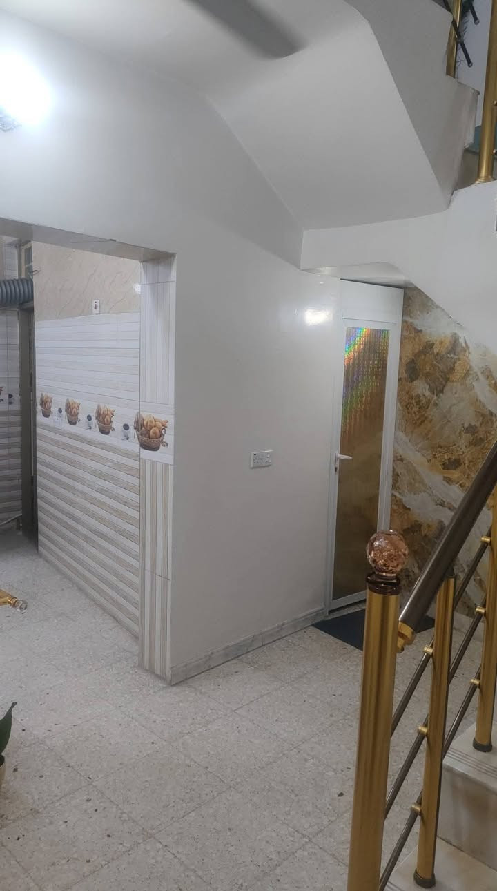 #للبيــــع 
🏠 دار مساحة ٥٥ م داخل قيصرية واجهه ٤ م 
عرض القيصريه ٥ متر
 يحتوي على غرفتين نوم وصاله وحولي وخدمات ومطبخ بيت جاهز للاستلام والاستثمار يأجر ٧٥٠ في حاله استثماره 
البيت مجهز مبرده مركزي موزعه للبيت من ضمن السعر  
العنوان الاخطل الفرع المقابل لقصر بلاسم ثاني قيصريه على اليسار
السعر المطلوب ١٧٥ مليون يعني بسعر قطعة أرض وقابل للتفاوض
#للاستفسار ***********
