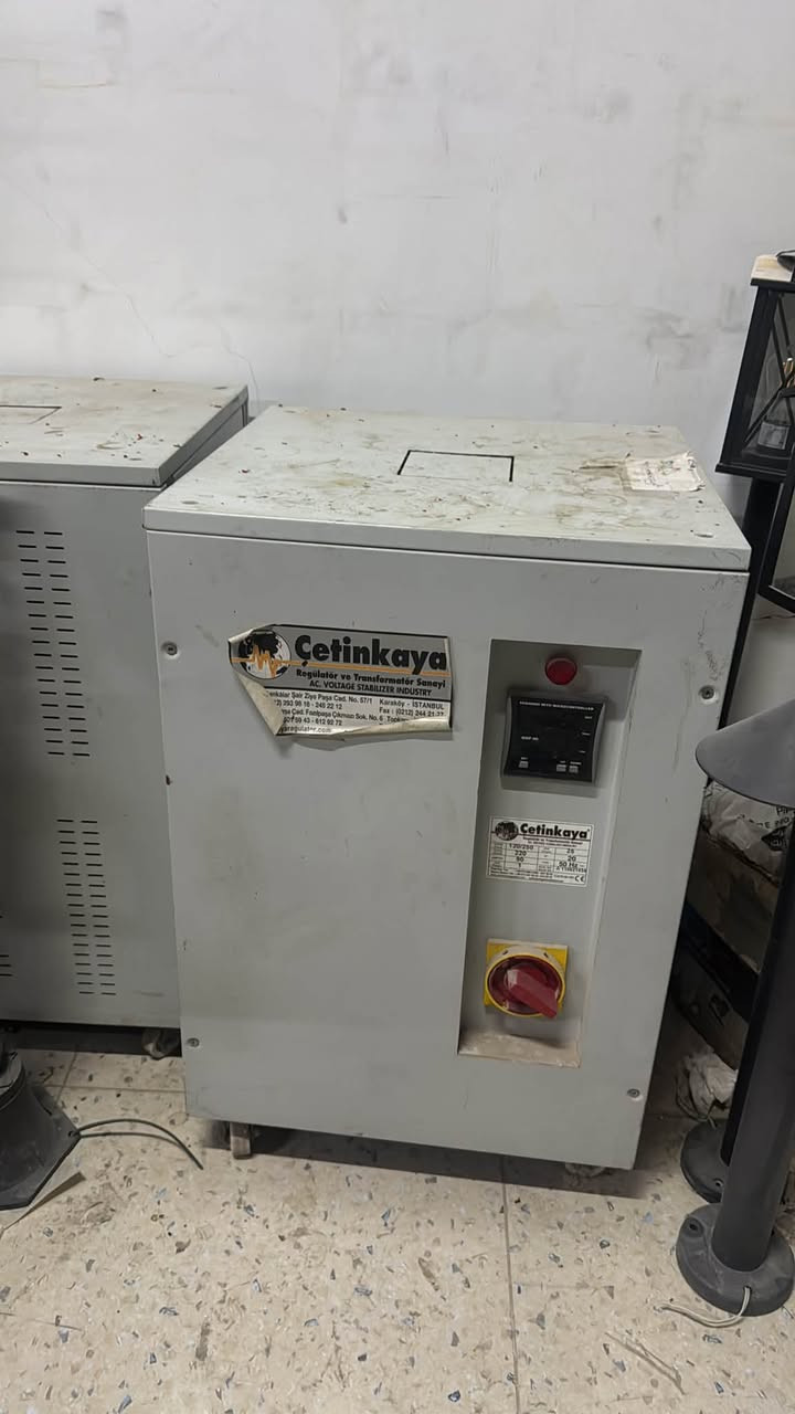 لنوع: مثبت جهد تيار متردد إلكتروني سيرفو (AC Voltage Stabilizer Industry).
الصناعة: تركي (Çetinkaya Regülatör ve Transformatör Sanayi).
الطاقة (KVA): 25 كيلو فولت أمبير.
الطور (Phase): 1 (أحادي الطور).
التردد (FRK): 50 هرتز.
جهد الدخل (Giriş): 120 / 250 فولت.
جهد الخرج (Çıkış - Output): 220 فولت.
التيار (Amper): 90 أمبير. نحاس100‎%‎

وايضا مجموعه بلوجترات اصليه ماركه عاليمه 

وايضا مفرغه صناعيه هندي اصلي 

ويوجد لدي ايضا عامود اضائه عدد 2 

علما جميع المواد هي جديده وغير مستخدمه 
*********** رقمي ومكاني بصره
