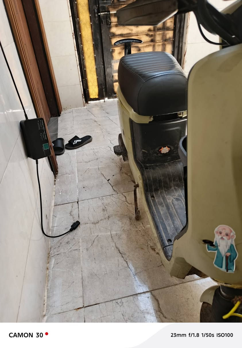 السلام عليكم الدراجه للبيع
السعر 350بيه مجال مستعجل على البيع 

ملف 2000 بطارية 33 كل شي شغال
هاذ رقم ***********
