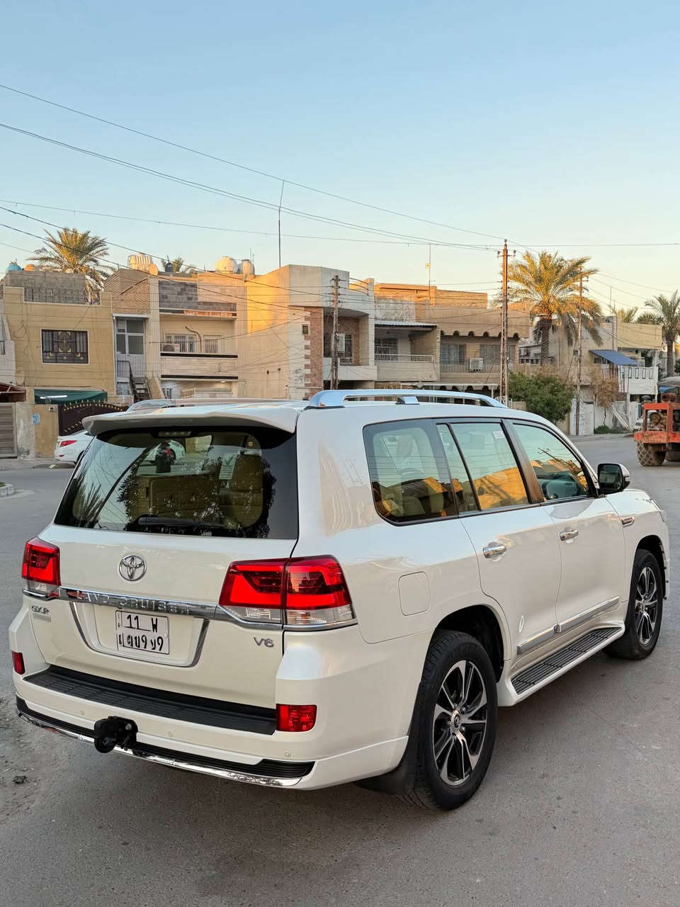 السلام عليكم لاندكروز 2017 بريم وايت اديشن 
سياره جديده مكفوله من الصبغ والضرر حته الدعاميات مجرد بارد بسيط مكانين مامبين مواصفات بريم معروفه 
8 ايرباك ثلاث شاشات سلايد بصمه ثلاجه لايت زنون بلادي كشنات جلد كشنات امامي كهرباء كشن السايق٣ دكم 
مري قلاب وشفط حساس امامي خلفي زراك لايت كامرات دوسات ليزريه مكينه 4000 تنفس طبيعي 6سلندر 
رقم بغداد إنكليزي باسمي سياره جاهزه بدون اي نقص 
ماشيه 93 الف السعر 465 ورقه وبيها مجال للمشتري 
للاستفسار *********** مكاني بغداد القاهرة بغداد, العراق
