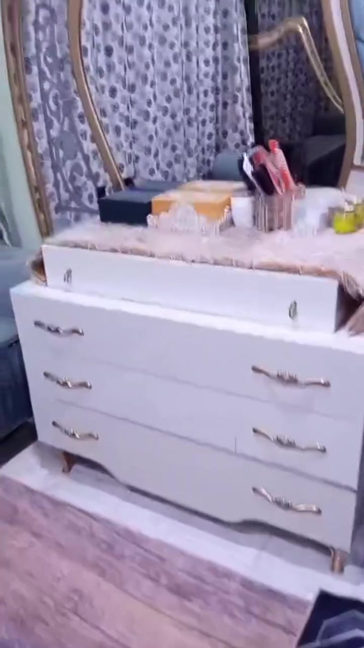 الغرفة للبيع ميز تواليت وطبله ماته وكنتور وجربايه وياهه قنفه وميز أبو لمرايه بي خمس جرارات الجربايه بيهه مخزن بابين مع بردات مع نزلت العرس مفروشه ثلاث ايام فقط مع فرشات جربايه هديه السعر 500الدوشك مو من ضمن السعر ***********
