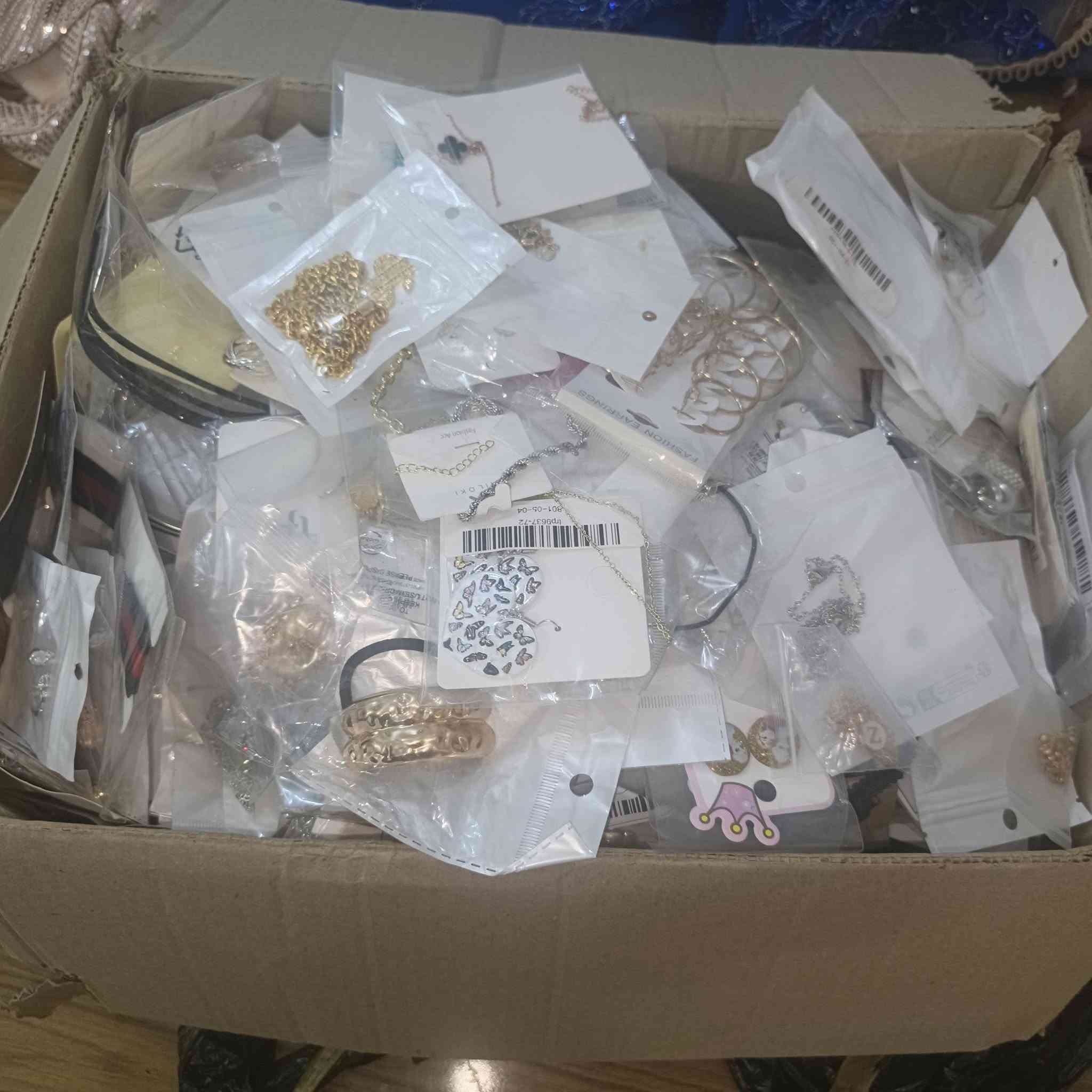 عندي شلعه تقريباً 5 كيلو اكسسوارات كلشي بيها متنوعه وبيها هاي الكلاده مختومه 18k مااعرف اذا ذهب لو لا ابيعهن كلهن 100 الف للاستفسار اتصلو على الرقم ***********
