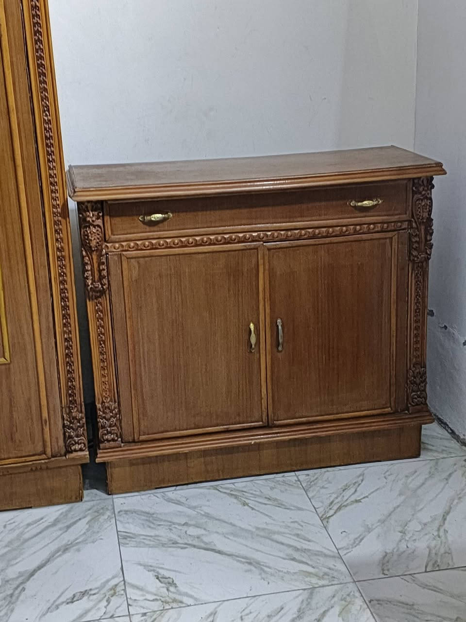السلام عليكم غرفه نوم للبيع نجاره تتكون من 6 قطع والنضافه مثل ما موضح بالصوره
السعر :-مليون وبيها مجال للشراي 
للاتصال:-***********
العنوان بابل شارع 80
