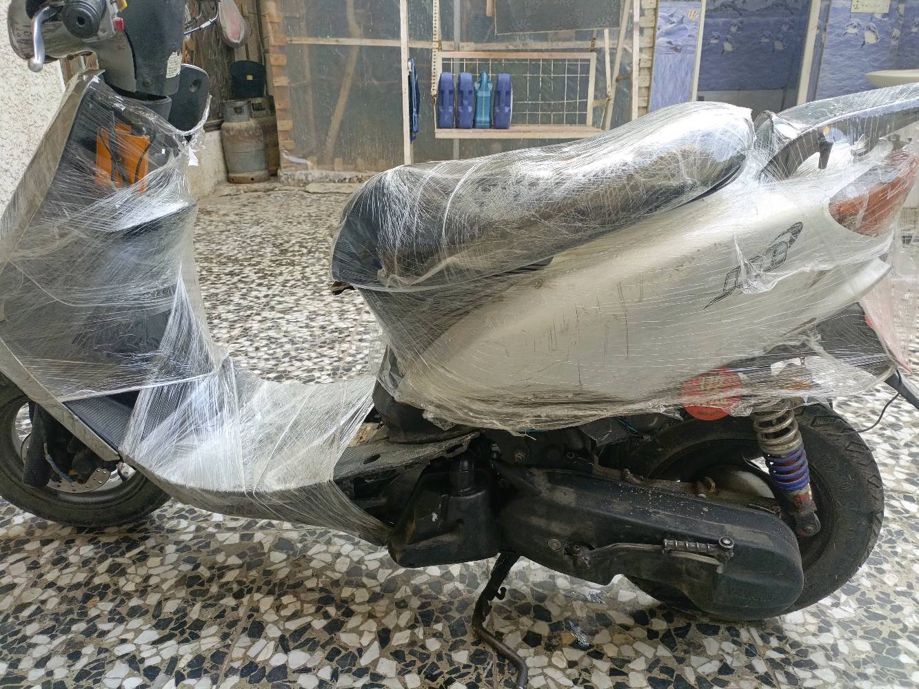 السلام عليكم
دراجة عصفورية السرعة 60 
دارجة تشتغل هندر واحد السلف عوزة راجز
كهربائيات كلهة شغالة محرك ناعم الكفرات كدامكم 
العنوان بغداد الشعب 
رقم الهاتف : ***********
