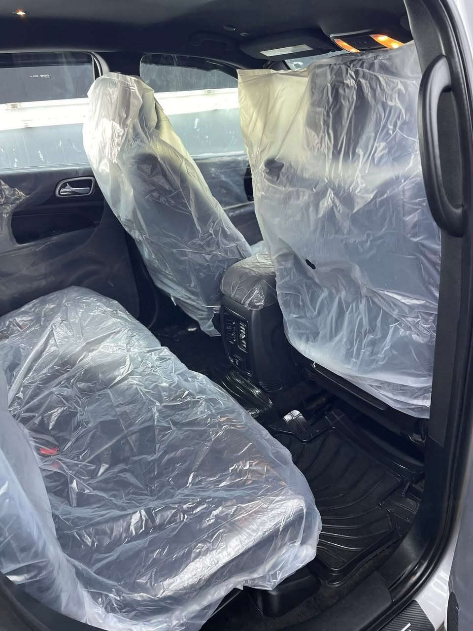 سلام عليكم جيب  ٢٠١٨
بلاك توب 

1. ماشيه 70 الف 

2. رادارات خلفي 

3. كشنات جلد و شامو 

4. شاشه كبيره 

5. كامره خلفيه

6. حساسات بلادي 

7. لايت + لايت زنون 

8. نظام سبورت نظام ايكو نظام مانع انزلاق 

9. بصمه + تشغيل عن بعد 

10. صندوق كهرباء 

11. نظام الاوتو ستوي 

12. كشنات تتفئه 

13. فور ويل 

14. محرك ٦ سلندر 

15. صدر خير من الله مابيه نقص حدادية تايرات كلة جديد 

16كير محرك مكفولات كفالة عامة 

16. مكان السياره بغداد حي اور  

17. رقم اربيل  الدولي الجديد  

18.صور الحادث موجودة 

19. التلفون *********** 

20. السعر 18500 ورقة 

ملاحظة :السيارة اشتريتهة مكينة مفتوحة واني بدلت المكينة مال جيب موديل 18 كاملة طابوكة لذالك المكينة مكفولة كفالة عامة
