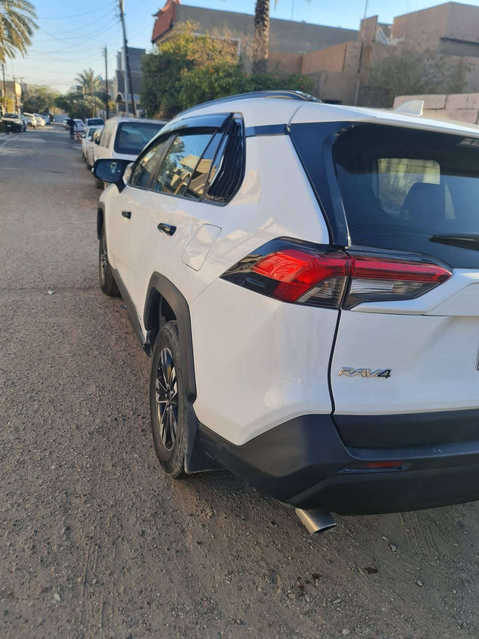 السلام عليكم راف فور ٢٤ فول ترقيم جديد ماشية ٩٠٠٠ السيارة جافية بدون بجم بدون شواصي ضربة جانبية صبغته عام ١٥٥ وبيهة مجال هايبر مال جناي رقمي ***********
