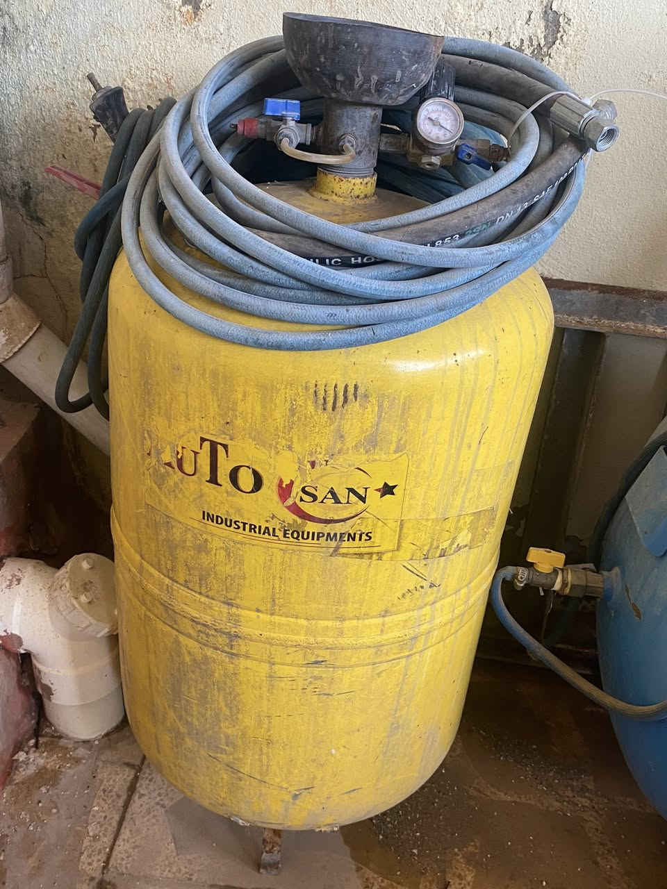 السلام عليكم
غراض غسل كاملة للبيع ٣ ضاغطات كمبريسر هواء حجم كبير ١ بطل زاهي ١ مكنسة كهربائية ثلاث سرعات شفط الماء والاوساخ ١ مقاعد ثلاثية عدد ٢ بالإضافة رمبات حديد عدد ٢ 
وبواري تأسيس كاملة التواصل واتساب او على الخط 
***********
