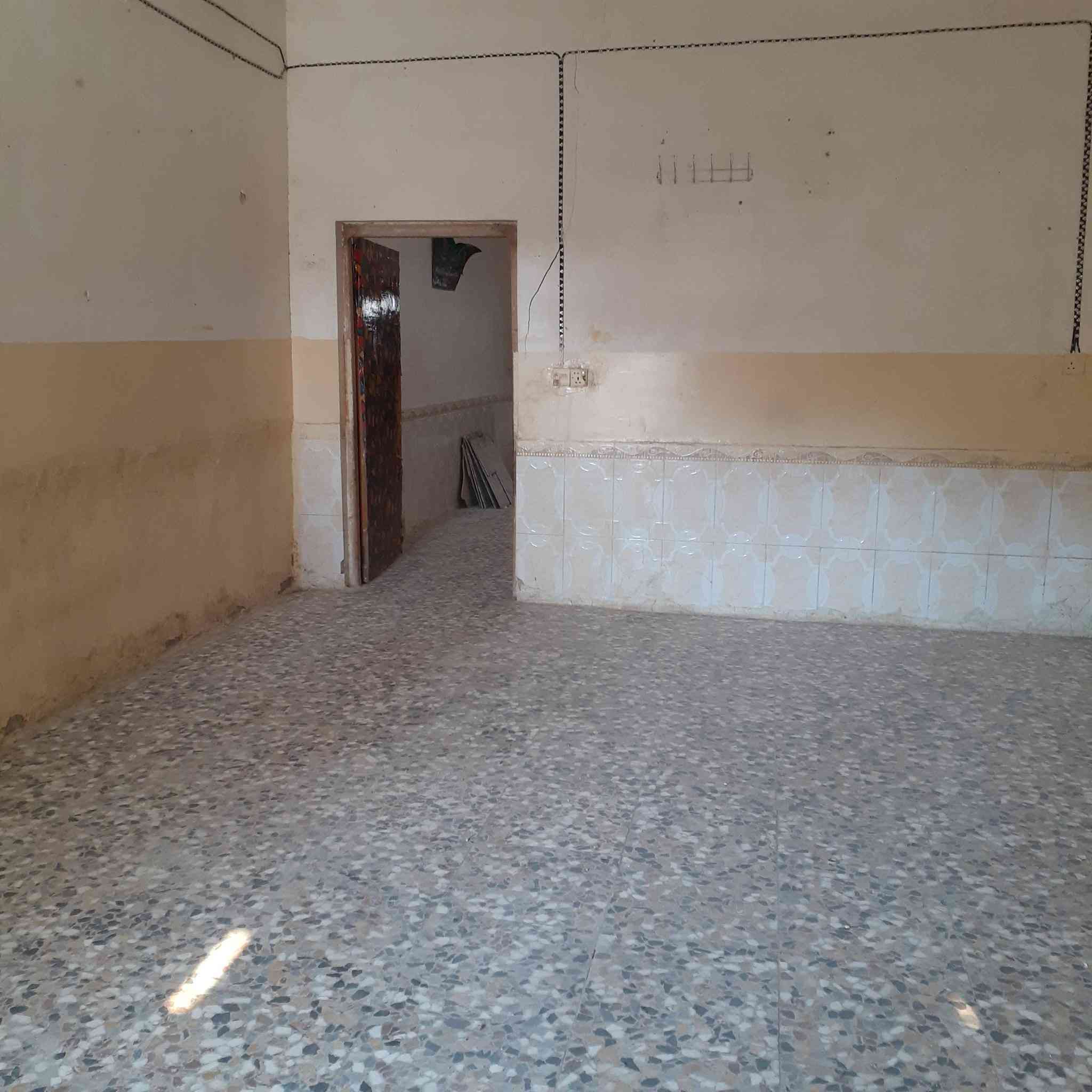 بيت للايجار ١١٠م يحتوي غرفه وكليدور وصاله ومطبخ وصحيات خارجيه حله حي العسكري قرب مدرسه الرحمن الابتدائيه  
***********
