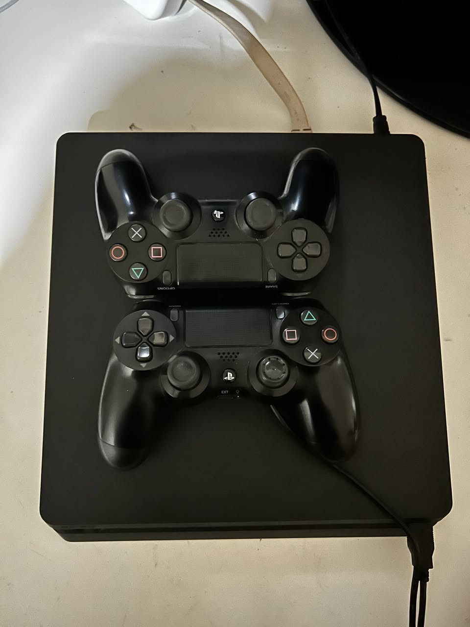 بلي ستيشن ٤ للبيع
السلام عليكم بلاي ستيشن ٤ للبيع سلم ما مفتوح ولا مصلح مساحته نص تيرا 

الملحقات : كيبل HDMI + كيبل USB + ٢ يدات شغالات وحدة اصلي وحدة تجاري + ٣ العاب قرص + ٤ العاب مشتريهن اني بالحساب ويجنك كل الالعاب الي مشتريهن من الستور بالحساب يعني المجموع ٧ العاب

السعر : ١٩٠ قفل 
متوفر توصيل


**إذا كنت صاحب هذا الإعلان وتريد حذفه لأي سبب، رجاءا أرسل رسالة إلى الدعم الفني**