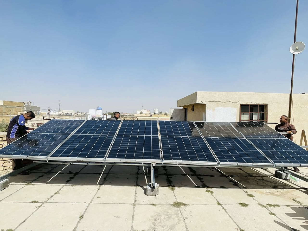 تم بحمد الله تنصيب منظومة طاقة شمسية في مدينة الناصرية ☀️

تتكون المنظومة من:
🔹 6 ألواح شمسية لونجي عالية الكفاءة
🔹 4 بطاريات تيوبلر 200A لعمر أطول وأداء أفضل
🔹 انفرتر 5KW لتشغيل الأجهزة المنزلية بكفاءة

منظومة بقدرة 10 أمبير مناسبة لتوفير كهرباء مستقرة وتقليل الاعتماد على المولدات. ⚡

📍 الموقع: الناصرية
للاستفسار أو الحجز راسلنا على الخاص او الاتصال على الرقم 
***********
