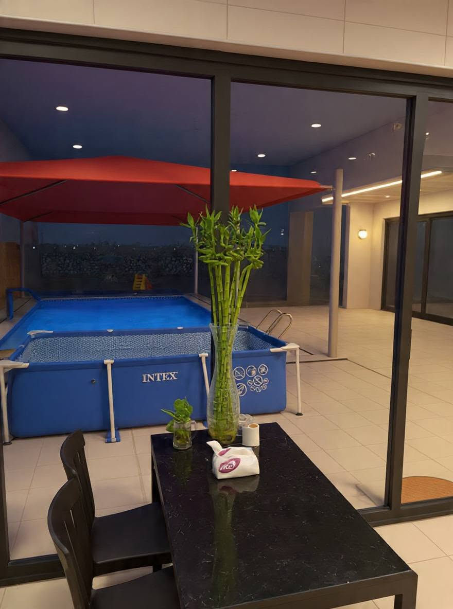 💎🌴 مزرعة لمار بغداد 🌴💎
✨ وجهتكم الأولى للراحة والاستجمام واللمة الحلوة ✨
📍 بغداد – الرضوانية، بالقرب من المطار
✅ موثقة على تطبيق أجرلي.
🌿 إذا تدور مكان يجمع الخصوصية، الهدوء، النظافة، والمتعة... فأنت بالمكان الصح.
🏡 مميزات المزرعة: 🛏️ غرفتا نوم + صالة مريحة.
🍽️ مطبخ داخلي ومطبخ خارجي مجهزان.
🚿 3 حمامات (2 داخلي + 1 خارجي).
🏊‍♂️ مسبح كبير (10×5) مع نظام فلاتر ألماني يعمل 24 ساعة.
🌳 جلسات خارجية مريحة بأجواء هادئة.
🔥 باربكيو متكامل للشوي.
🛝 ألعاب أطفال.
🏓 تنس طاولة وألعاب ترفيهية للكبار والصغار.
📶 إنترنت 4G.
⚡ كهرباء 24 ساعة.
🎉 مثالية لـ: 👨‍👩‍👧‍👦 اللمات العائلية.
🎂 أعياد الميلاد.
🎈 المناسبات الخاصة.
👥 تجمعات الأصدقاء.
🌙 سهرات الشواء والجلسات الخارجية.
🕒 أوقات الحجز: ☀️ اليوم الكامل: 10:00 صباحًا ⬅️ 8:00 صباحًا لليوم التالي.
🌅 الشفت الصباحي: 10:00 صباحًا ⬅️ 6:00 مساءً.
🌙 الشفت المسائي: 8:00 مساءً ⬅️ 8:00 صباحًا.
💙 عيشوا أجمل الأوقات، واستمتعوا بأجواء مميزة وخصوصية كاملة بعيدًا عن زحمة المدينة. احجزوا موعدكم من هسه وخلو ذكرياتكم الأحلى بمزرعة لمار بغداد.
📞 للحجز والاستفسار:
☎️ ***********
🌴 مزرعة لمار بغداد... راحتكم ومتعتكم تبدأ من أول لحظة. أهلاً وسهلاً بكم دائمًا. 💎
