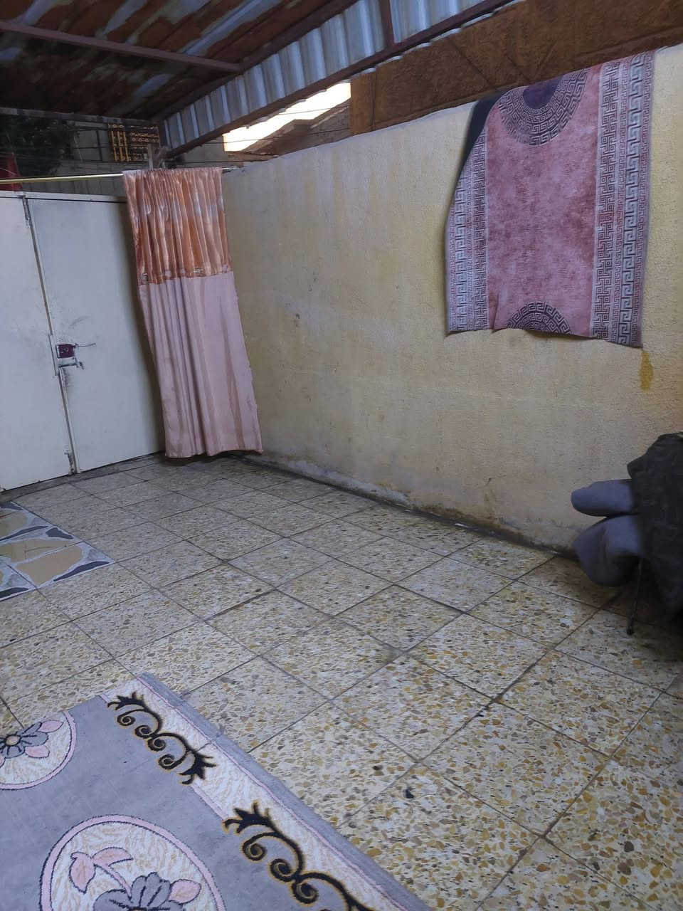 السلام عليكم بيت بلحميديه بل بدايه عل المشروع مساحه تقريبا ٨٠ متر بناء بلوك استقبال وغرفه ومطبخ وترك وحمام وطرمه السعر ٢٠ وبي مجال رقم ***********
