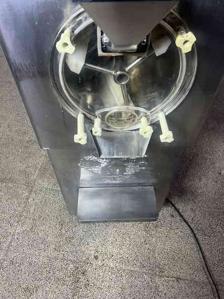 سلام عليكم مكينه دي إس ٦كيلو سنكل فيز جد جد نضيفه تجميده خيرمن الله ع فحص ع ضمان مكاني بغداد. ***********
