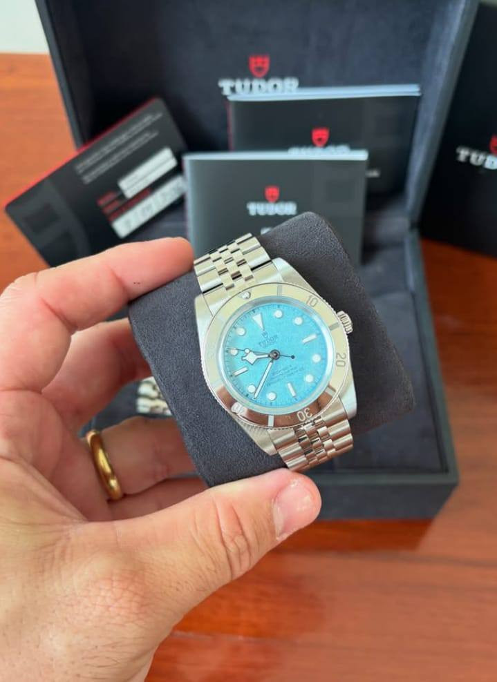 WTS..
TUDOR BLACK BAY 37mm LAGOON BLUE. Under Warranty Until 2031. 
For Sale.


**إذا كنت صاحب هذا الإعلان وتريد حذفه لأي سبب، رجاءا أرسل رسالة إلى الدعم الفني**