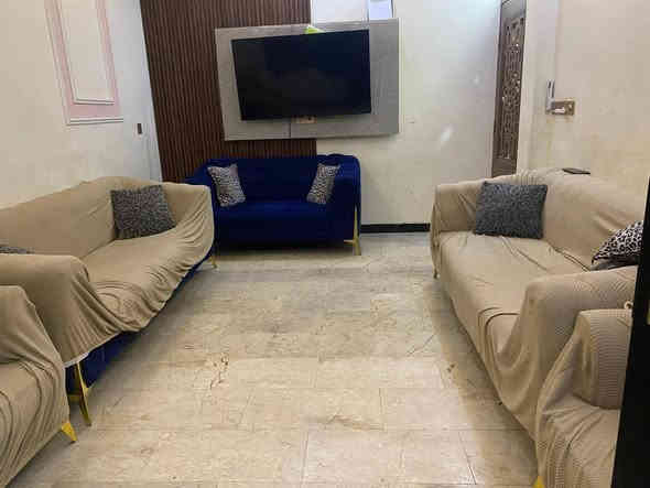 سلام عليكم دار للبيع مساحه ١٠٠ متر  طابوا ملك صرف العنوان الشعب قرب فلكه صباح الخياط بتجاه نادي النفط رابع فرع مقابيل مركز سناريا للتجميل طابقين ونصف  بناء 2024  فول مواصفات  بي 5 غرف نوم وستقبال مدخلين  وبي مطبخ حار + بارد.    حمامات عدد ٢  السعر 315  وبي مجال شي بسيط للشراي رجاءا غير متواجد بالفيس الا تصال على الرقم (*********** )
