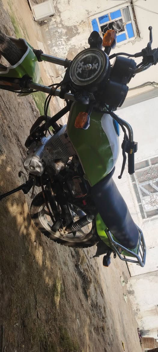 يالله سلام عليكم دراجه دايون عضم 
مديل 23 اوراق اصولي محرك 125 مامفتوح 
دراجه كله شغاله كفاله من تاير للتاير 
ترهم مراوس هم سعر 700 وبيهه مجال 
مكان حله الحمزه الغربي قرب شركه الاتحاد 
***********
