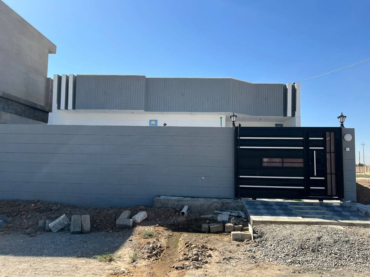 إعادة نشر بسبب الوعود الكاذبة
السلام عليكم ورحمة الله وبركاته 
بيت للبيع 🏠 المساحة 220 متر زراعي 
المنطقة كفاح الجنوبي شارع المطار 
 قرب مدرسة المختار الابتدائية 🏫 
( بيت جديد )
تفاصيل البيت 
غرفتين نوم ×2 
هول 
مطبخ حار وبارد 
استقبال 
منور عدد 2 
بيتونة ومخزن سوه يعني غرفة فوك سطح 
كراج وحديقة
منطومة كاميرات مخفي مع رواتر انترانيت 
كهرباء ومولدة وماء حلو وبير 
يعني جاهز من كل نواحي 
الشراي استفسار اتصل  عبر الارقام 
 ***********
