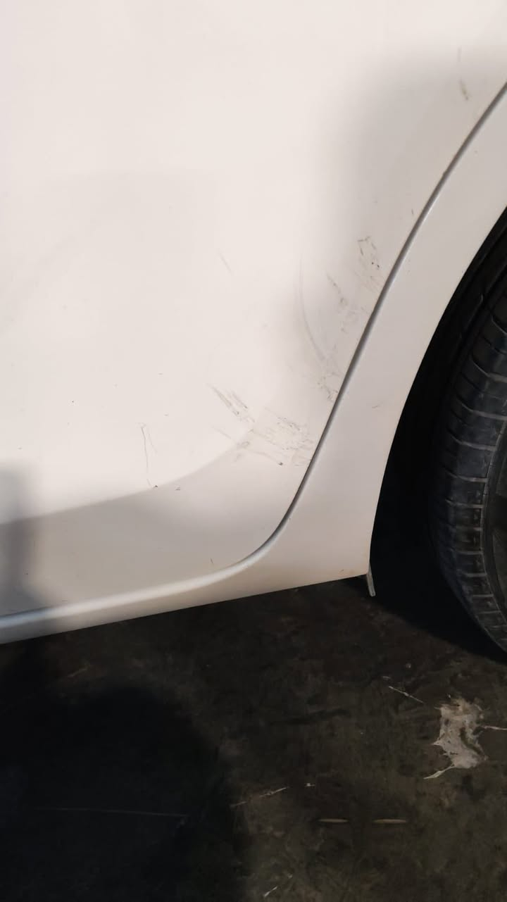 السلام عليكم كورلا  باسمنا اربيل محرك ١٦٠٠ بيها طخة خفيفة ومصلحة موضح مكانها السعر ١٥٠ وبيها مجال موجودة بلغزالية هذا رقم صاحبها ***********
