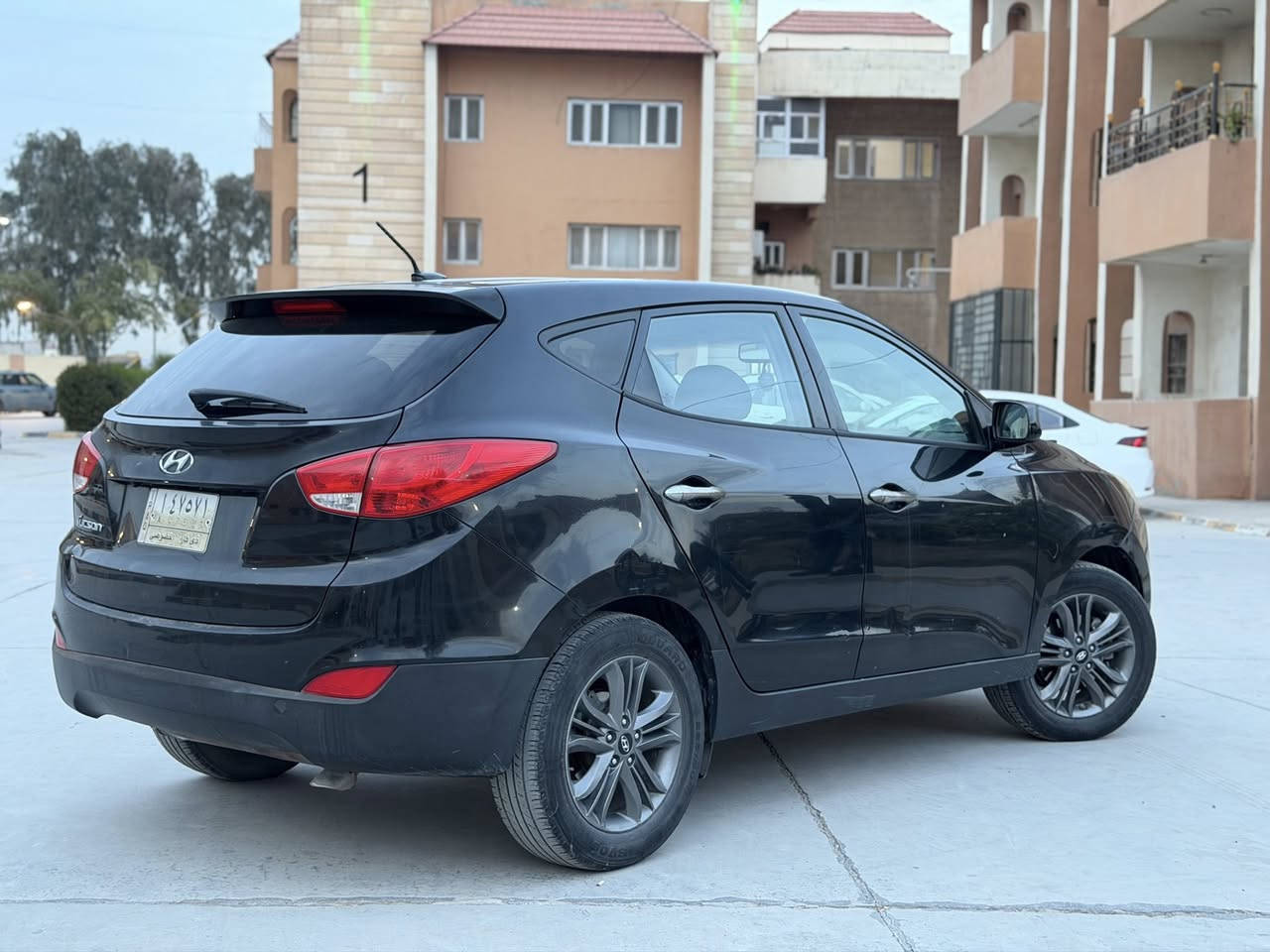 توكسان ٢٠١٥ وارد كندي بدون اي ضرر مجرد الدعاميه الاماميه مضروبه وراجعه نفسها بدون قطرة صبغ رصعات خفيفه فقط  السياره مواصفات نص فول اوامر صوتيه شاشه بلوتوث كشن سايق كهرباء جام سايق اوتو نظام نزول منحدرات مكينه كير شرط بدون زلغ برغي ممفتوح بيها السياره مكينه ٢٤٠٠ ماشية ٩٥ الف مكان السياره بغداد سعر السياره ١٣٠$ وبيها مجال ان شاء الله رقم الهاتف ***********
