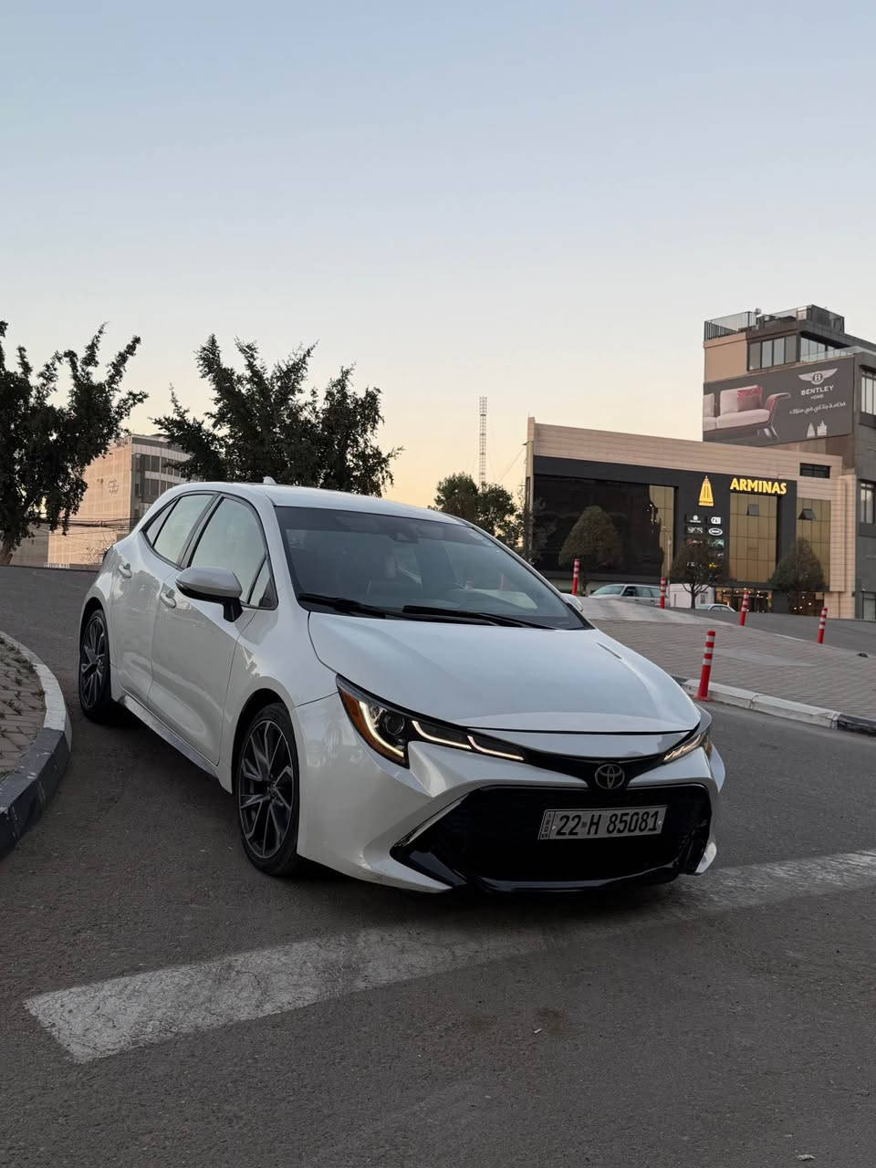 للبيع كورلا هاج باك 2022 
فول se داخل احمر مميز شفتات ستيرن 
بصمه بصمه ابواب شاشه كبيره كار بلي 
ويل كب حجم 18 رياضي محرك 2000 بانزين 
صور حادث مرفقه ماشيه 80 الف كيلو متر 
جاهزه من كلشي صيانه تيرات جدد باتري جديد 
السعر 122$ صور سونار مرفق جديد مسوي 
مكاني بل منصور داودي 
*********** بغداد, العراق
