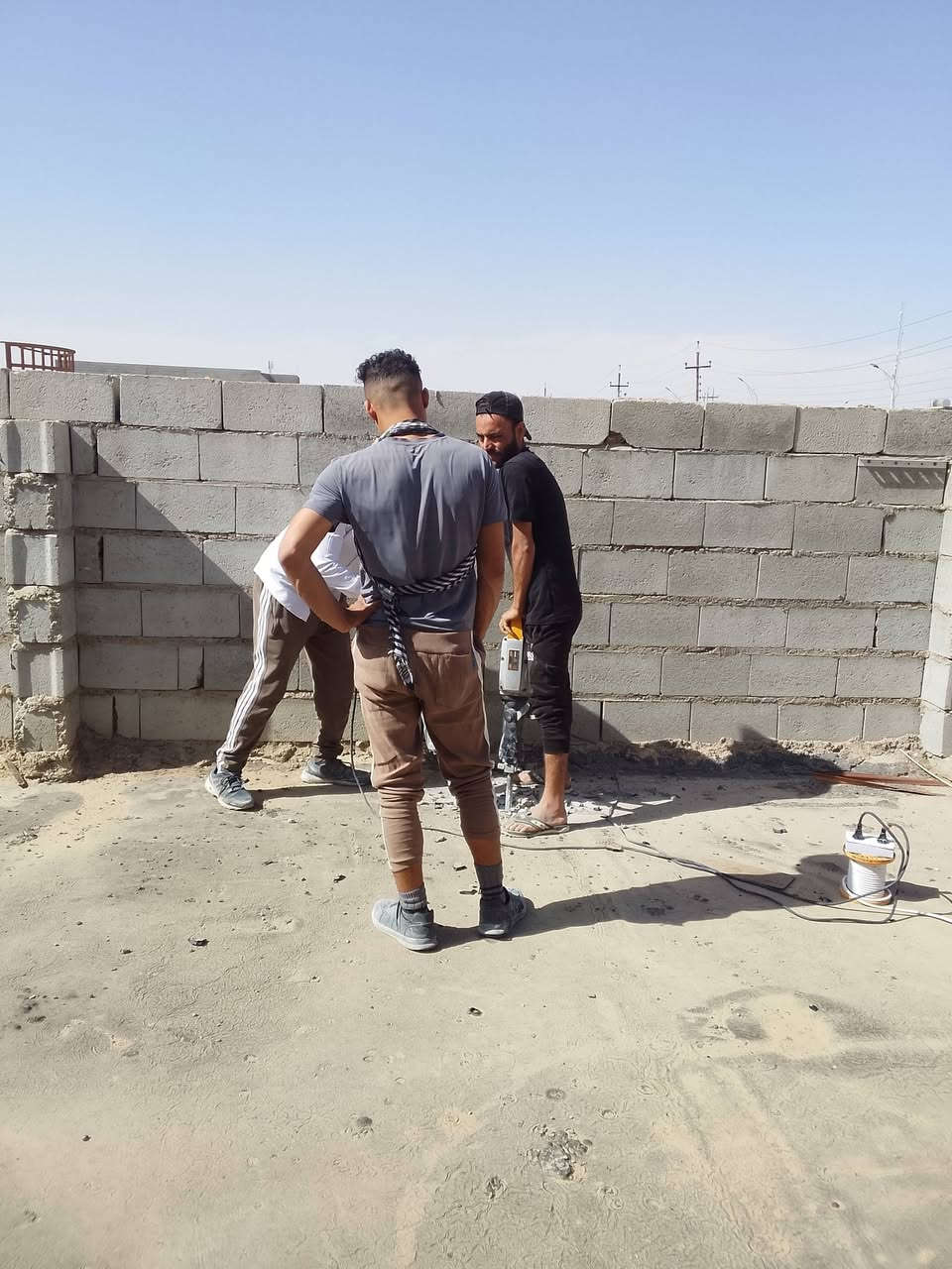 *********** سلام عليكم  / يوجد كادر عمل جاهز/ تصعيد مواد/ تنضيف بيوت/ تفليش/ تكشيط/ تنضيف حدائق/ دفن نهري  / شقلنه ليل ونهار   /ومعداتنه جاهز/ ماعليك بس تصال على رقم  /     ***********

