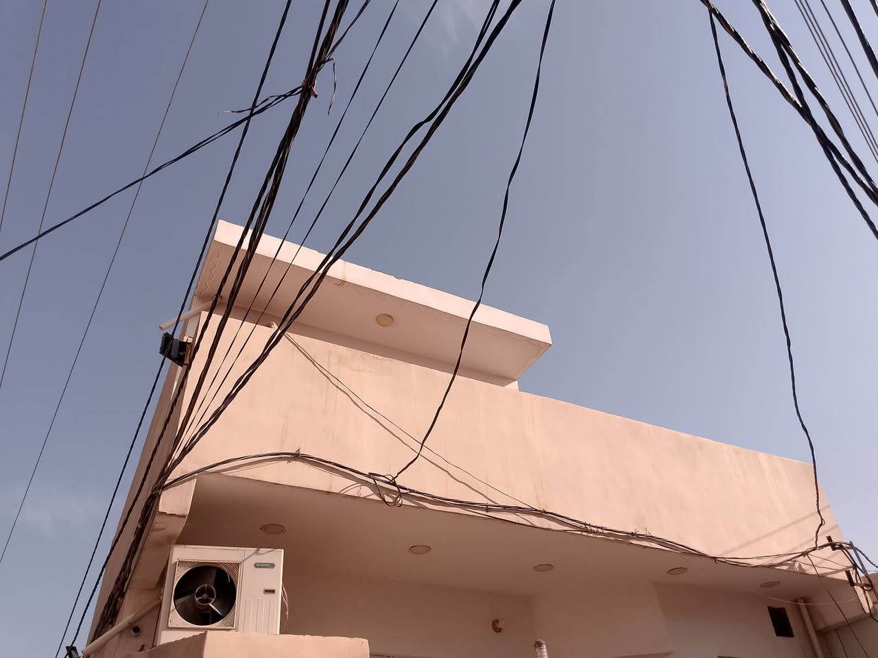 دار للبيع بعقوبه بهرز قرب السوق قرب جامع محمد عرب السعر 82 وبي مجال بصيط بناء سنت 23  طابقين ***********
