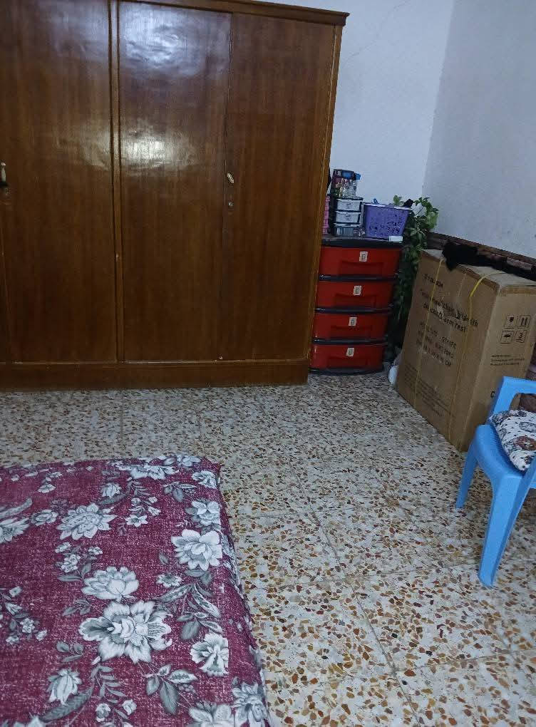 دار للبيع حي الوحدة الثانيه قرب روضة البيارق المساحه ١٧٠ الواجهه ٨ ونص نزال ٢٠  طابو صرف بأسمي  بناء طابقين ٢٠١٨
مرتفع متر عن الشارع بناء عكاده
الطابق الاول
غرفة نوم استقبال  صاله مطبخ حمام منور عدد٢ كما موضح في الصور
الطابق الثاني
غرفتين نوم  وصاله وصحيات  بالاضافه إلى سطحين كبير وصغير
للاستفسار  موبايل ***********
