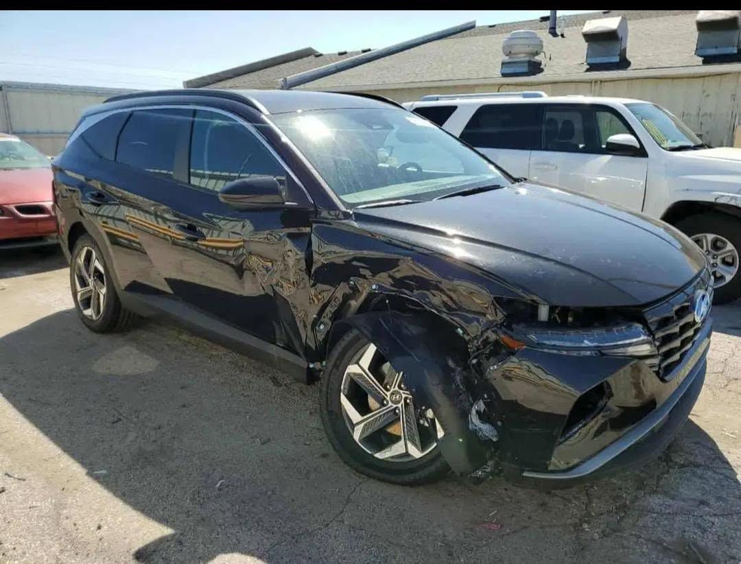 📣 للبيع: هيونداي توسان 2024 (فول مواصفات 1/1) 🔥
سيارة هيونداي توسان (Hyundai Tucson) بالشكل الجديد المميز، بحالة ممتازة وجاهزة للاستخدام بدون أي مصاريف، متواجدة في الموصل.

📌 تفاصيل الأوراق الرسمية والوضعية:
 الترقيم: مرقمة أربيل (رقم، فحص، وهزة جديدة بالكامل).
 الإيرباغات: سليمة 100% بشرط الفحص.

⚡ المواصفات والأنظمة الذكية (فول مواصفات 1/1):
 التشغيل: بصمة تشغيل + ميزة التشغيل عن بُعد.
 العدادات: شاشة إلكترونية ديجيتال بالكامل.
 الشاشة والترفيه: شاشة آيباد كبيرة، شاحن لاسلكي للهاتف (Wireless)، تحكم كامل من المقود (ستيرن)، ومثبت سرعة.
 المقاعد والصندوق: كشنات كهربائية بالكامل مع ميزة التدفئة (كشنات حار)، وصندوق خلفي يفتح ويغلق كهربائياً.
 التكييف: تبريد قطعتين (أمامي وخلفي) ممتاز.
 الجنوط (الويل): ويل كروم بلادي حجم R19 المميز 
 أنظمة القيادة: 4 وضعيات قيادة مختلفة لتناسب كل الطرقات ⁠(Normal - Smart - Sport)⁠.

🛡️ أنظمة الأمان ومساعدة السائق:
 رادار أمامي، جانبي، وخلفي متكامل.
 نظام تحديد المسار التلقائي.
 نظام AUTO HOLD للمساعدة في الزحامات.
 مانع تزحلق.
 نظام الإطفاء الذاتي للمحرك عند التوقف المؤقت لتوفير الوقود.

🛠️ حالة الضرر (واضح بالصور):
 صبغ في الجملغ (بدون أي ضرر في الدواخل).
 صبغ في الباب.
 عدا ذلك السيارة نظيفة جداً وجاهزة.

💰 السعر:
 175 ورقة (السيارة مرقمة كاملة وبسعر قفل ومنافس جداً) 🔥
📞 للاستفسار والتواصل (واتساب):
 ***********
 ***********
 ***********
