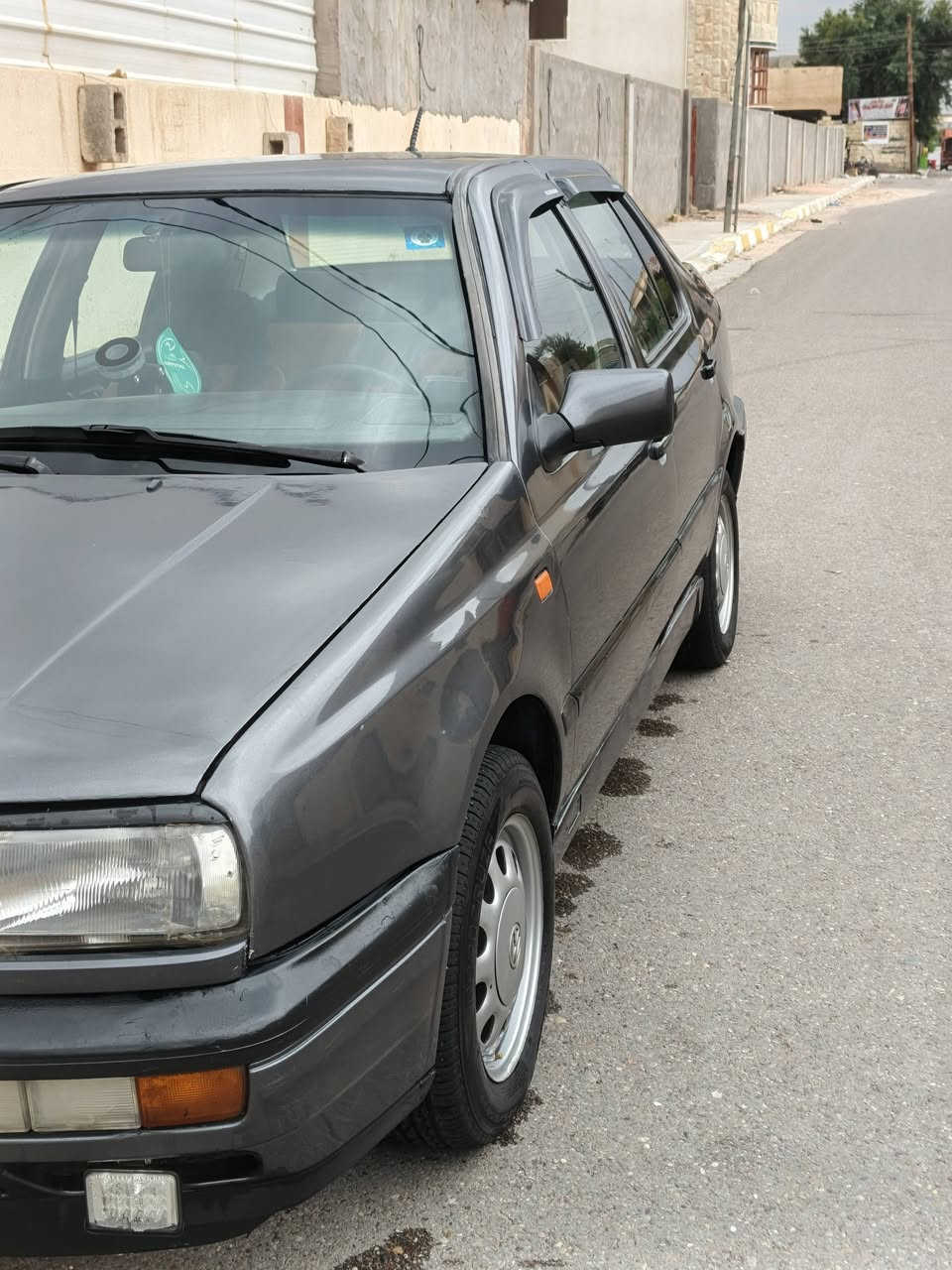 موديل 1992
محرك 2000
محرك وكير جيد جدا
كير اوتماتيك
تبريد شغال ثلج
صدر جديد
كهربائيات كله شغاله
اي نقص مابيهه
بدون ضربه 
سنوية جديدة
رقم بغداد انكليزي باسمي
السعر 45 وبيهه مجال بسيط
المكان الفلوجه
للإستفسار ***********
